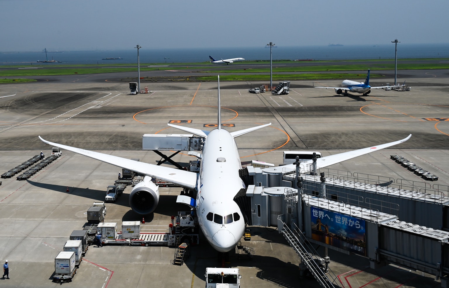 機場的白色飛機和跑道景觀