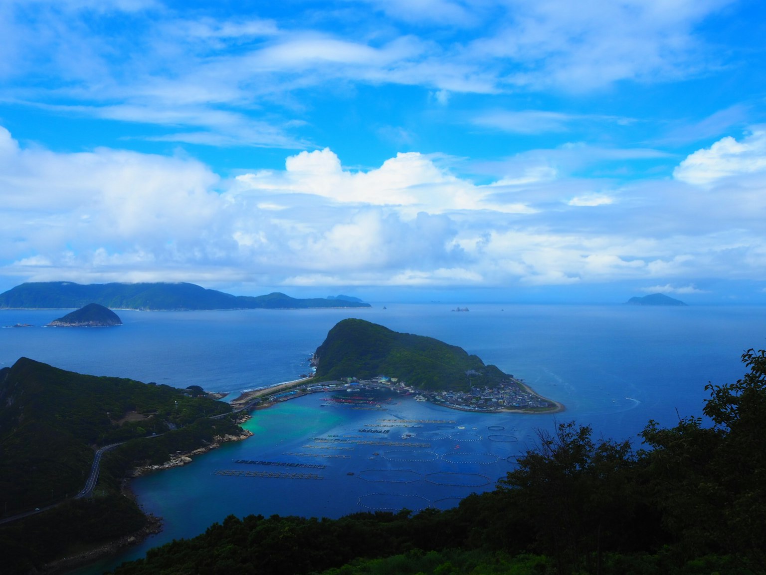 Vue panoramique d'îles entourées par un ciel bleu et un océan