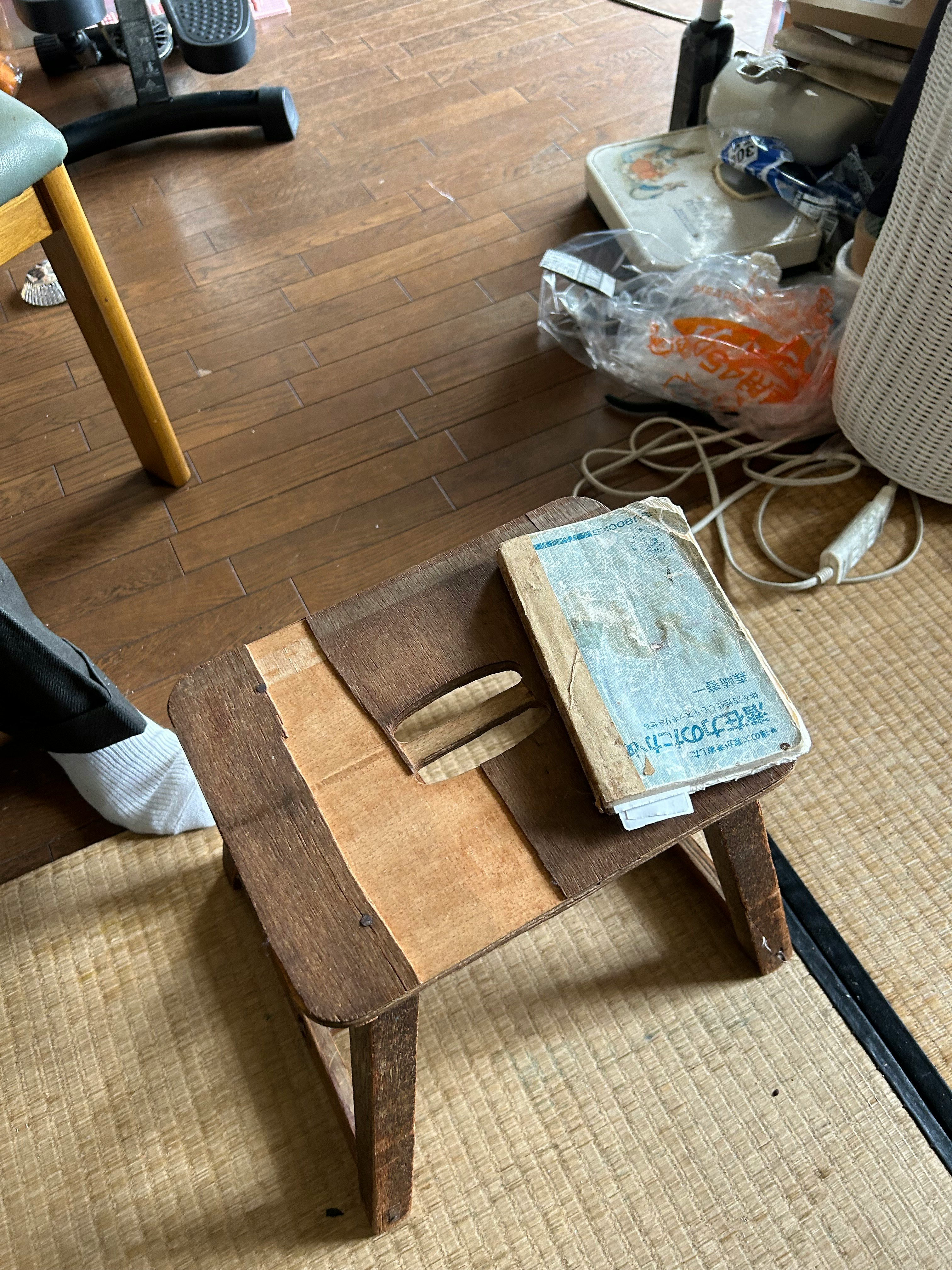 木製の踏み台と梱包資材が置かれた室内の片隅