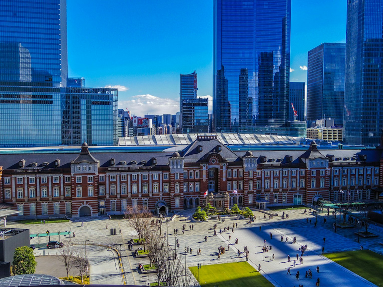 东京站的航拍图，背景是现代摩天大楼