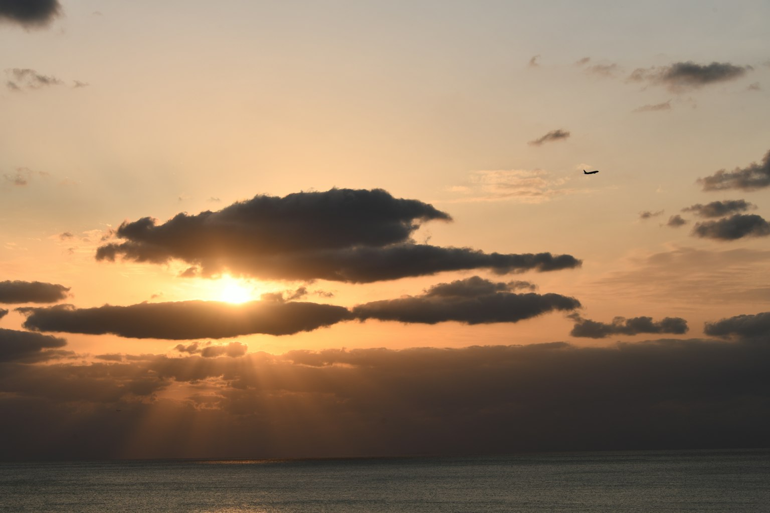Bellissimo tramonto con raggi di sole che brillano tra le nuvole
