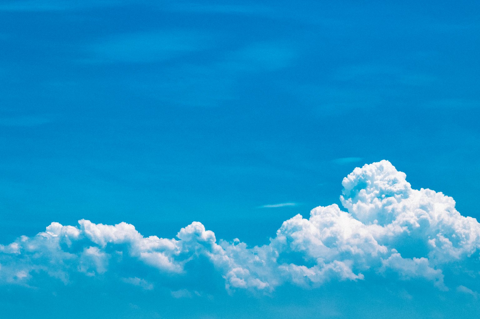 Un paisaje de nubes blancas flotando en un cielo azul