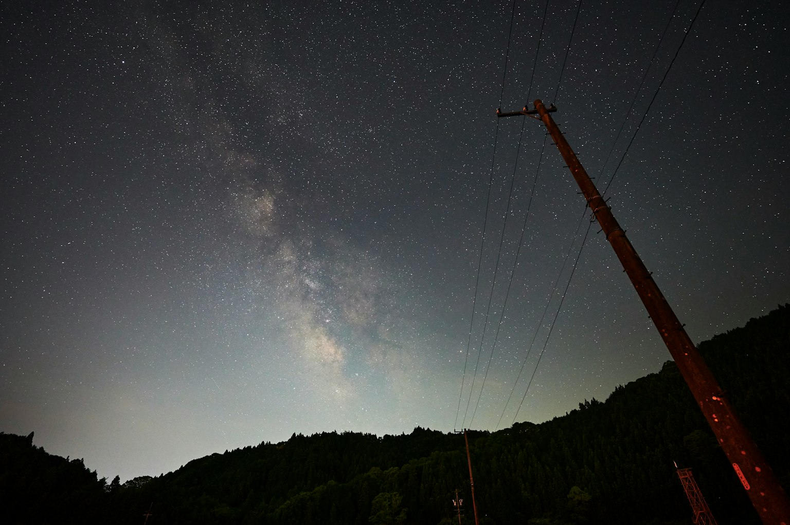 夜景，星空与山的轮廓