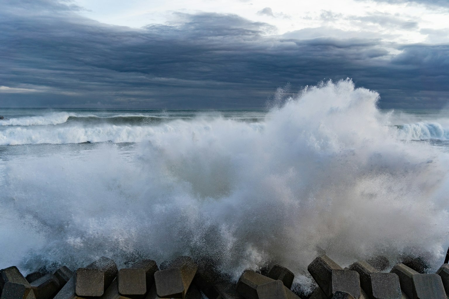 Mer agitée avec des vagues s'écrasant et des nuages dramatiques