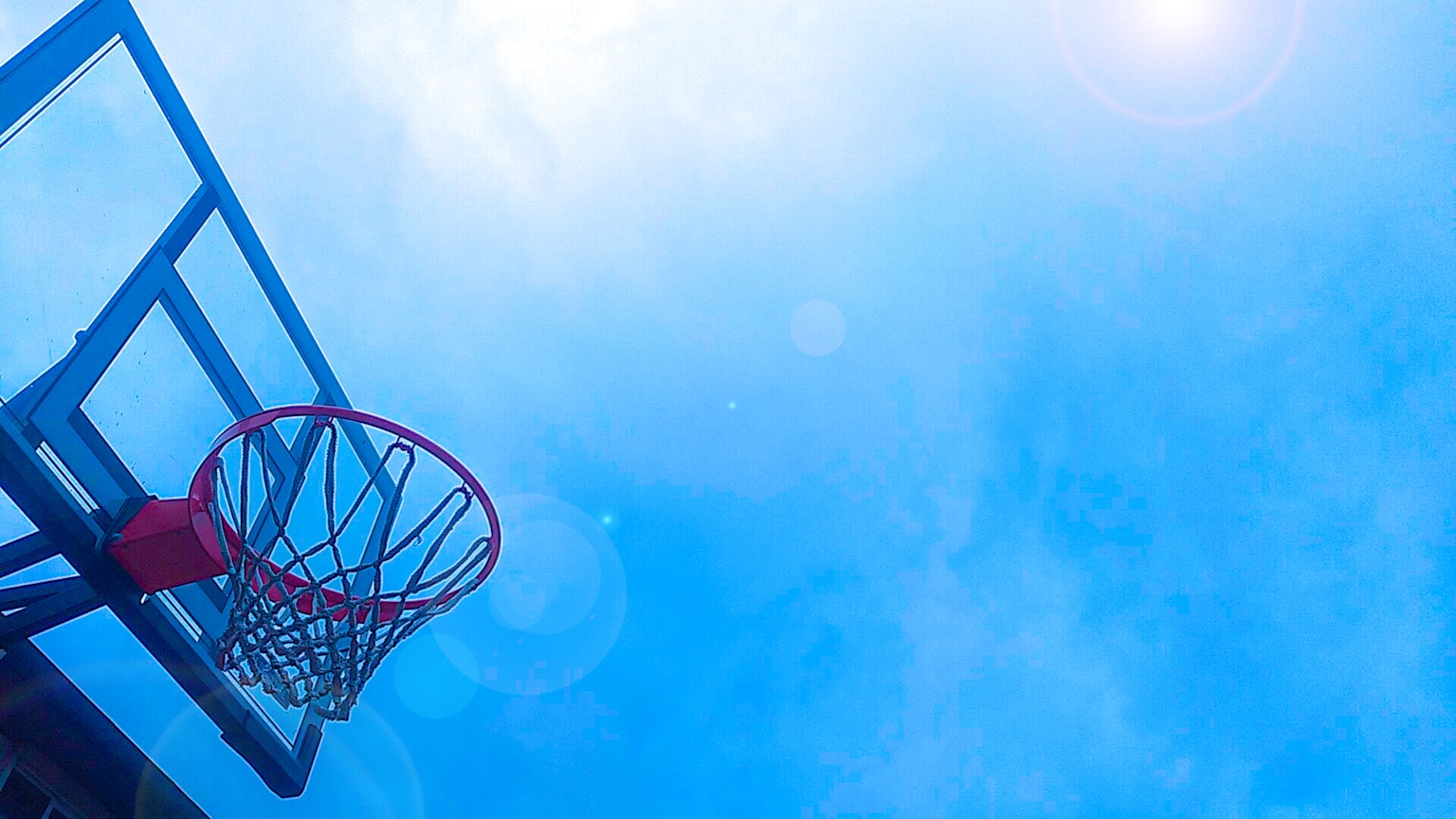 Basketballkorb und Brett unter einem blauen Himmel