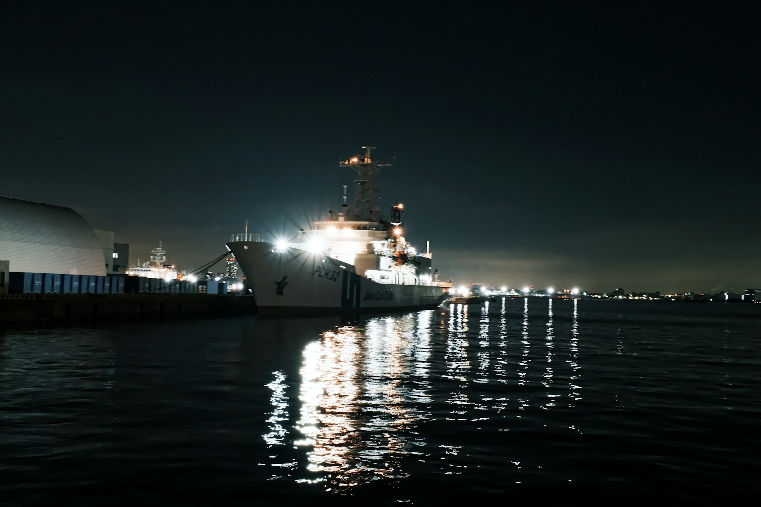 夜間停靠的船隻及水面上的倒影