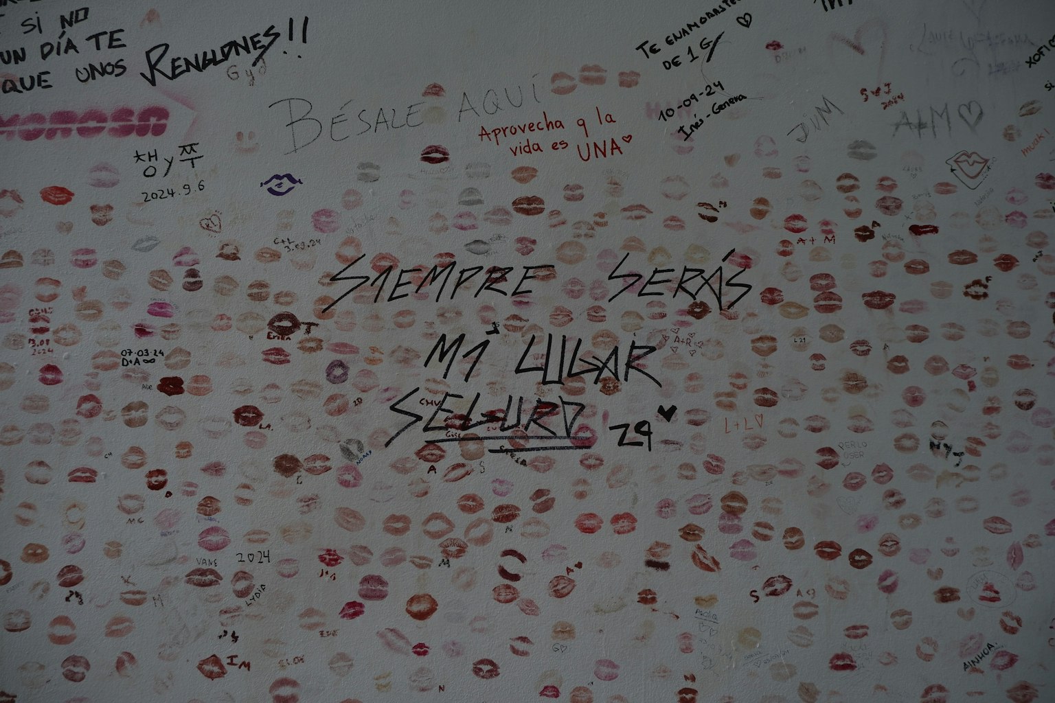 Một bức tường được phủ đầy dấu son môi và tin nhắn viết tay