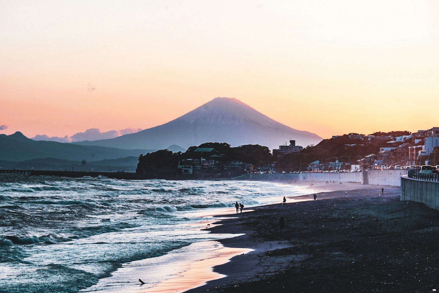 Vue de coucher de soleil sur la côte avec le mont Fuji en arrière-plan