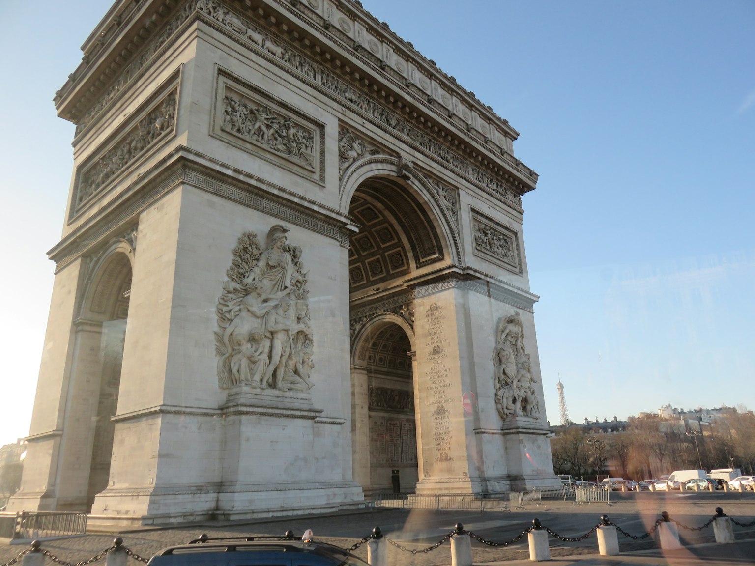 Sculture dettagliate e arco elegante dell'Arc de Triomphe a Parigi