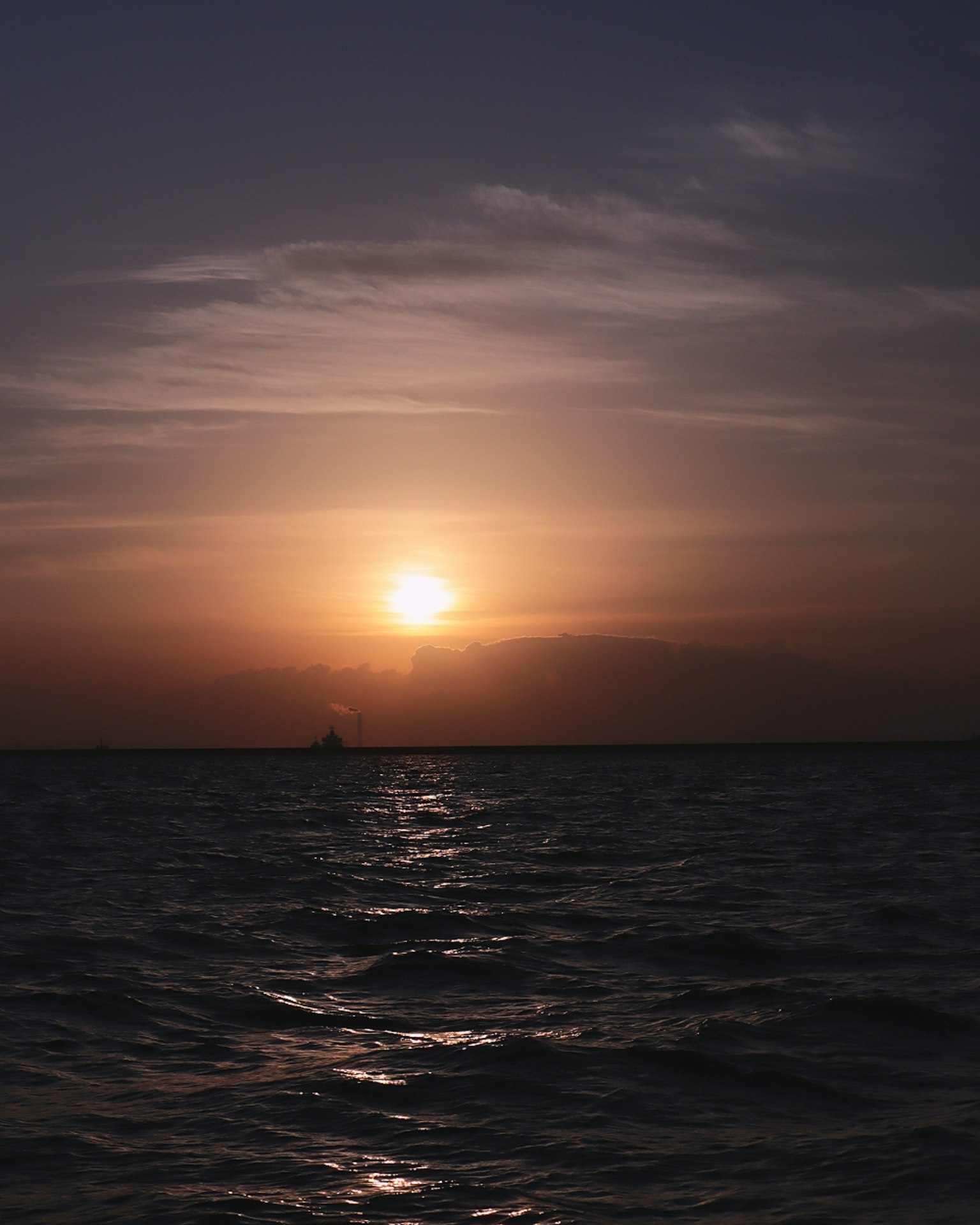 Tramonto sull'oceano con onde calme