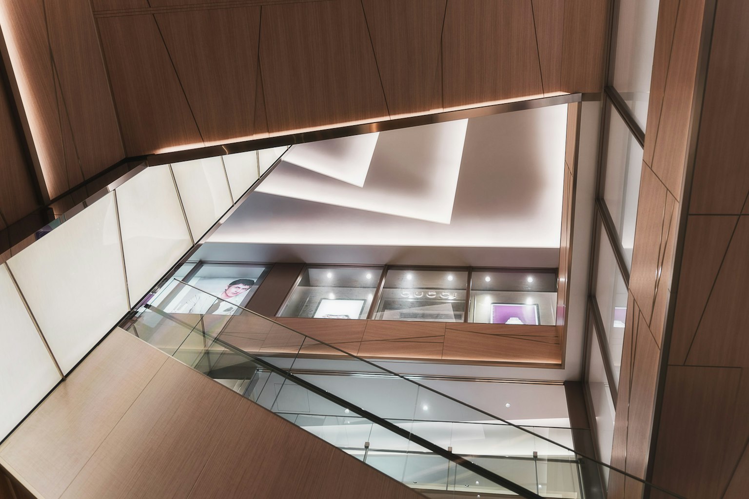 Interno di un edificio commerciale moderno con un design unico di scala in legno