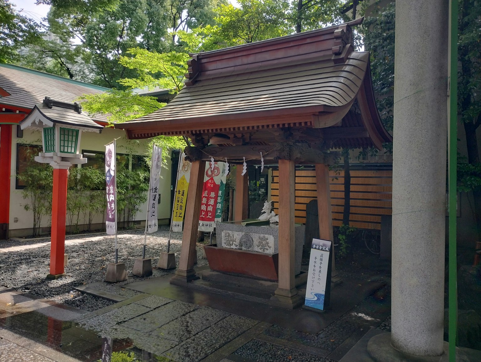 小型神社建筑和郁郁葱葱的背景