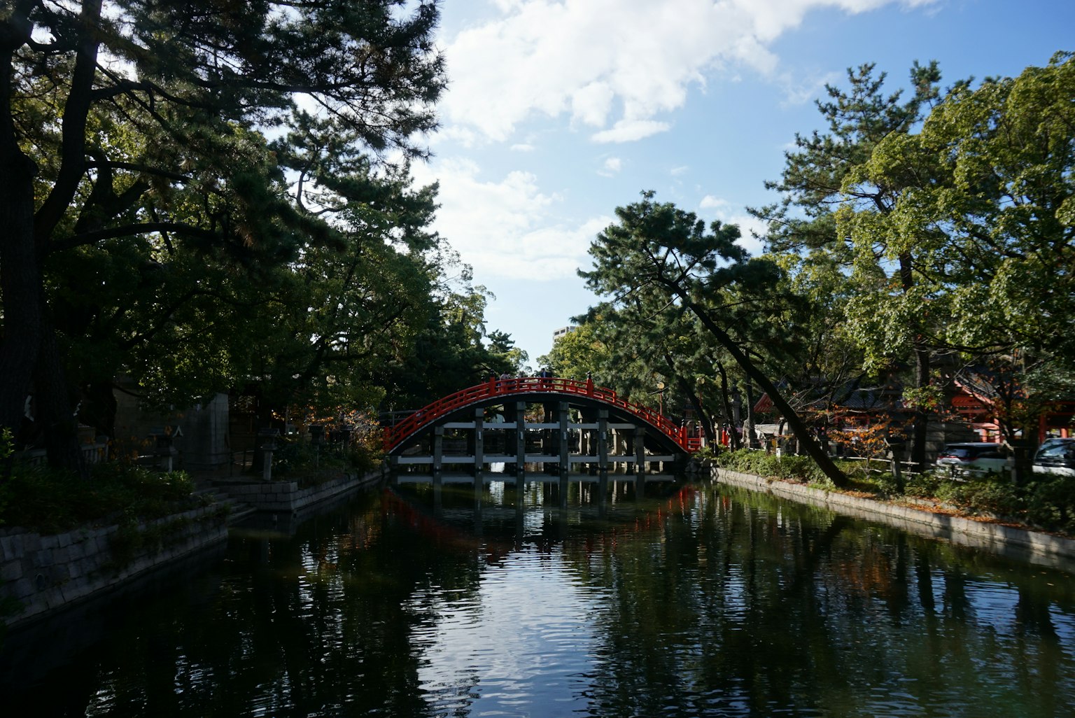 สะพานแดงข้ามน้ำที่สงบสะท้อนท้องฟ้า