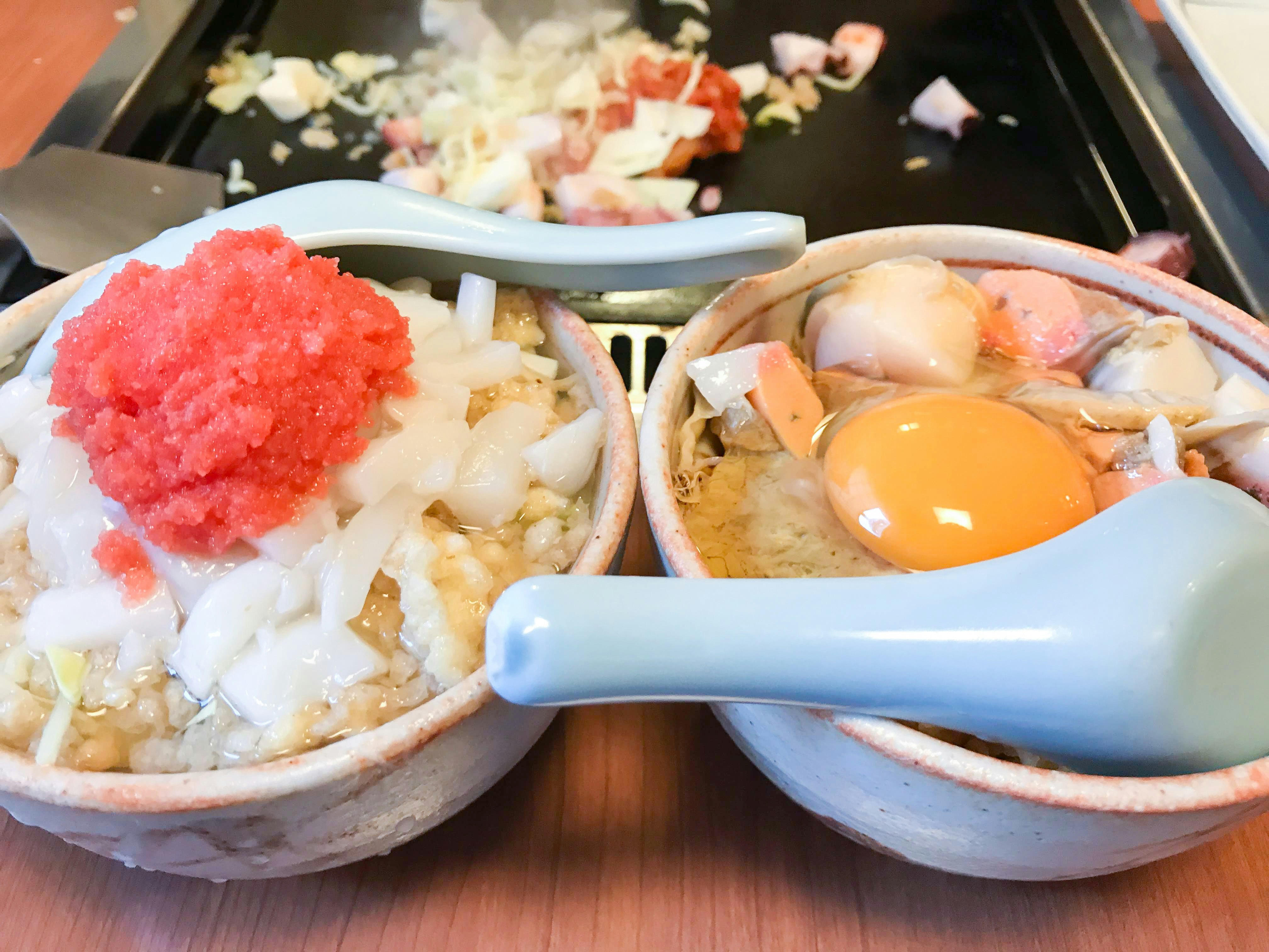 toppings de bowl de arroz con mariscos y huevo en cuencos
