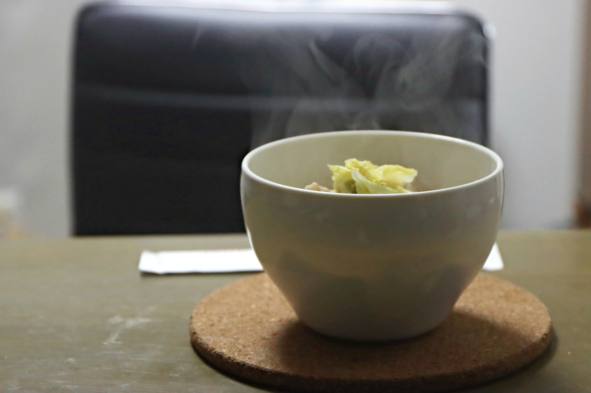 桌上白色湯碗裡的湯