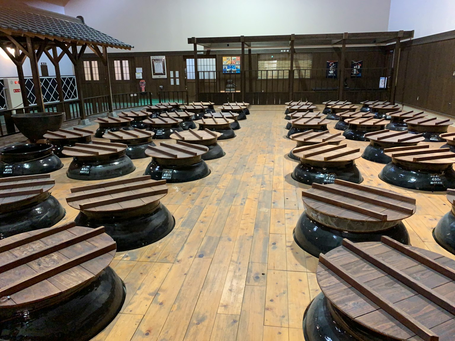 室內空間的圖像，排列著木桌