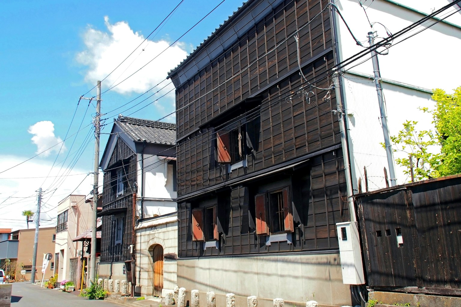 黑色木外墙的老式日本房屋及周围街道