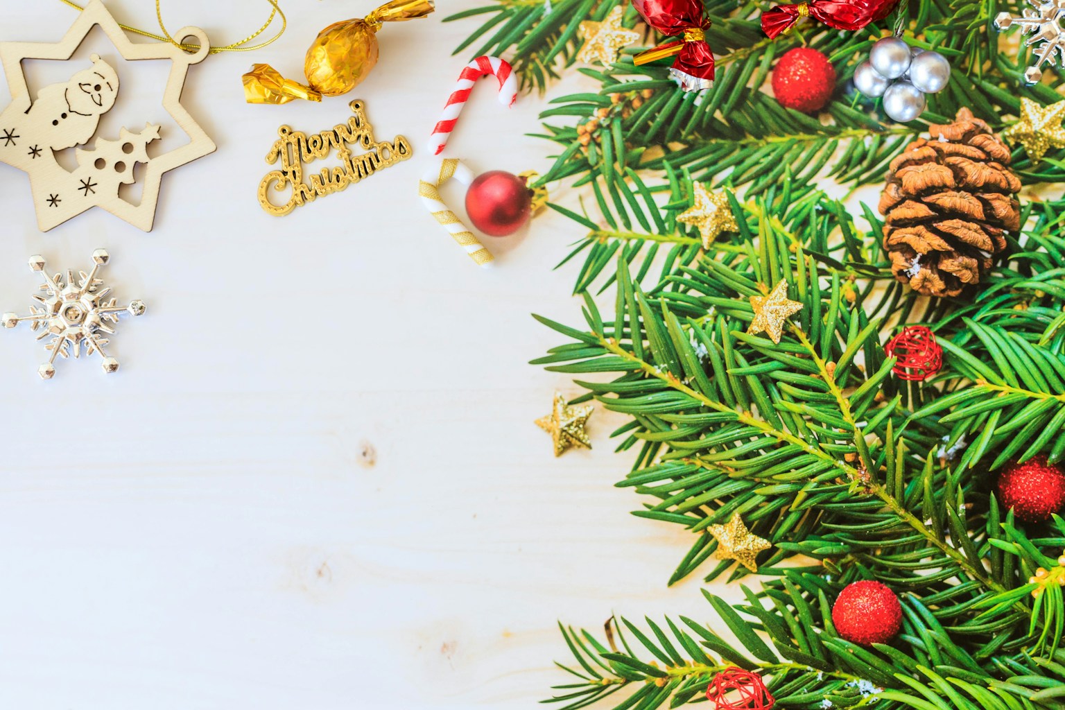 Weihnachtsdekorationen mit Kiefernzweigen und Ornamenten