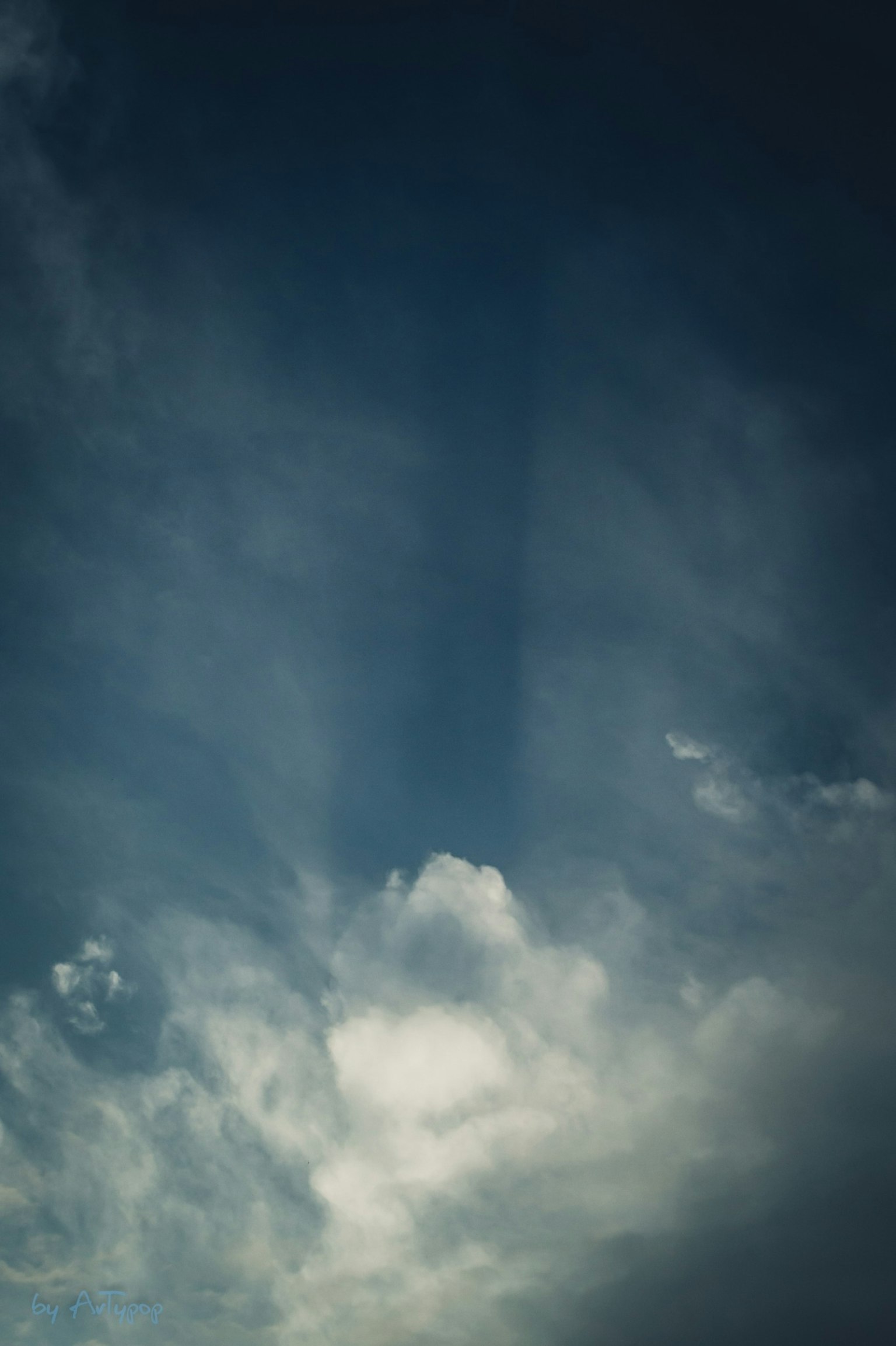Cielo oscuro con nubes y rayos de luz