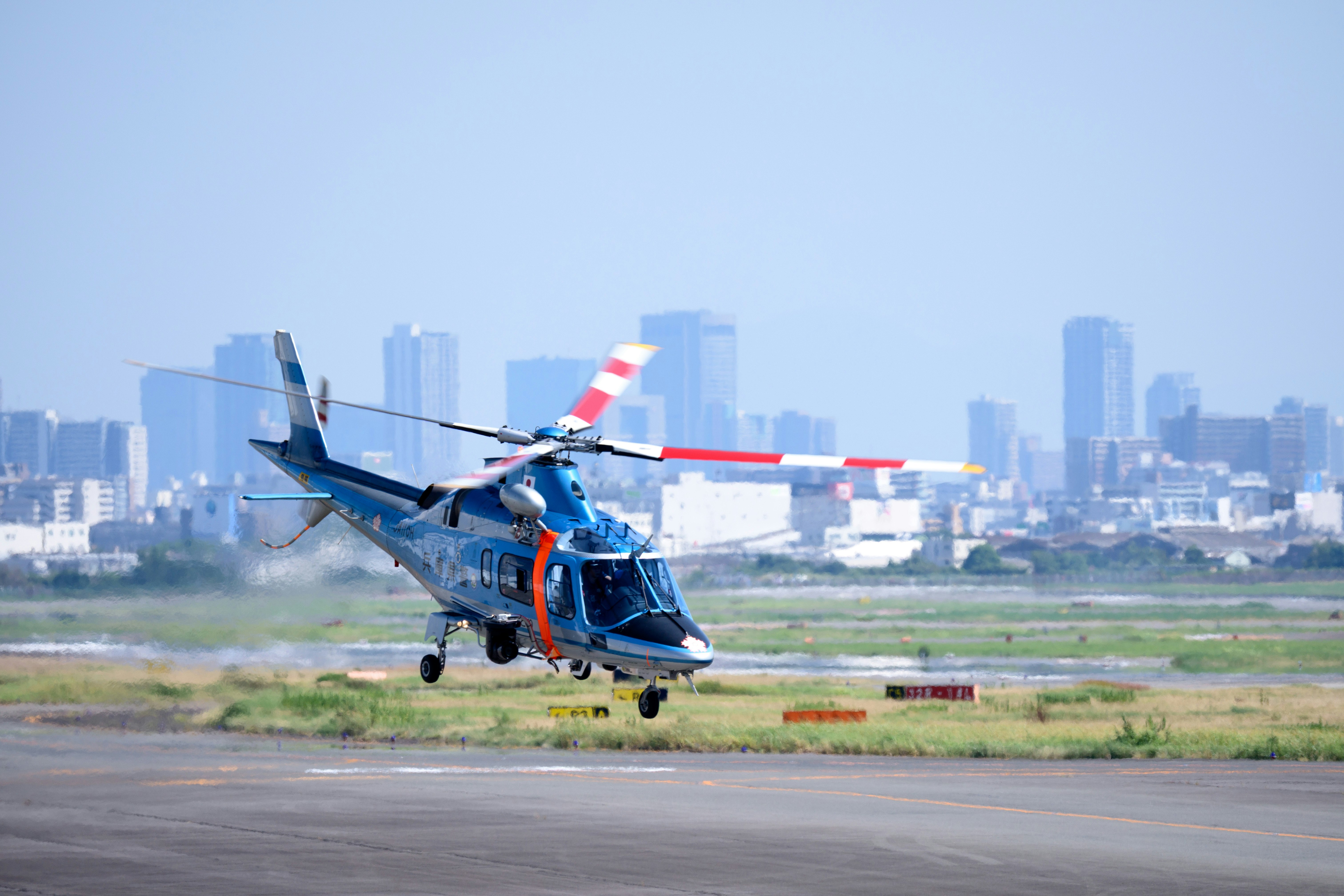 helikopter biru bersiap lepas landas di landasan pacu