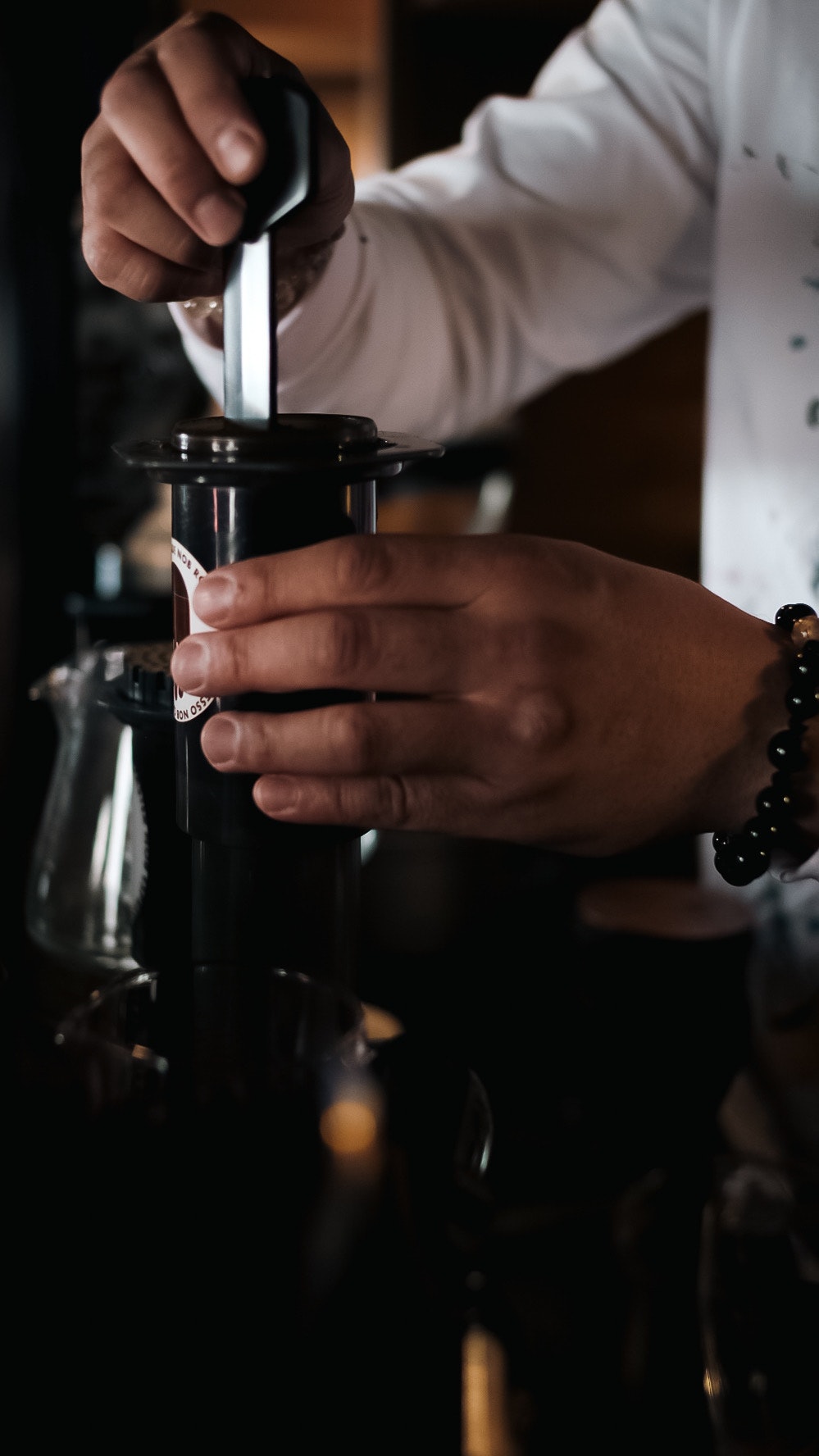 コーヒー抽出のためのハンドドリップ器具を手で操作する手元