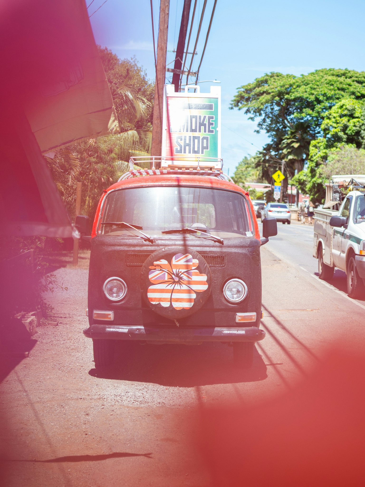 赤いバンが通りに停まっている風景
