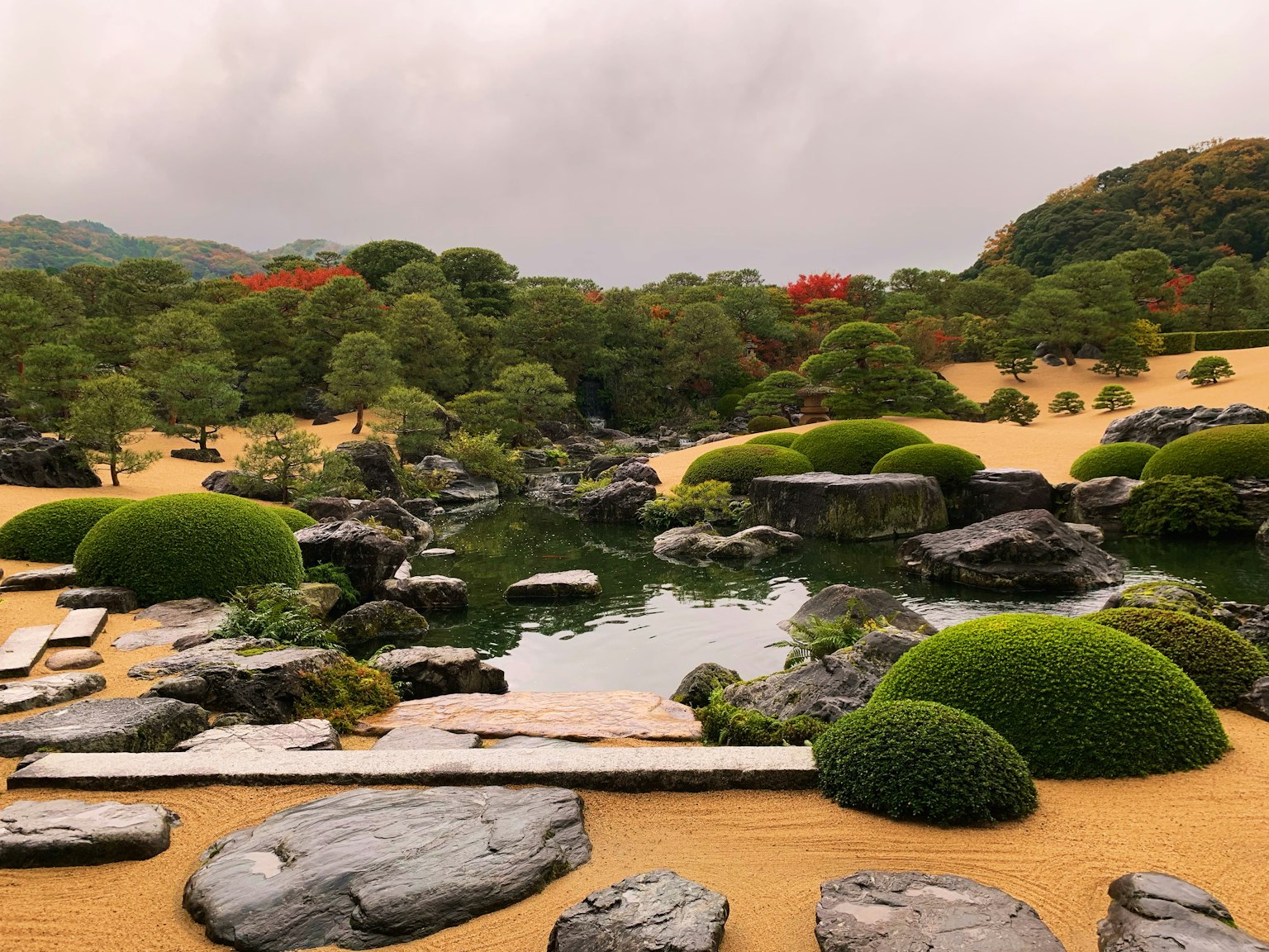 Bella scena di giardino giapponese con verde lussureggiante e un lago tranquillo