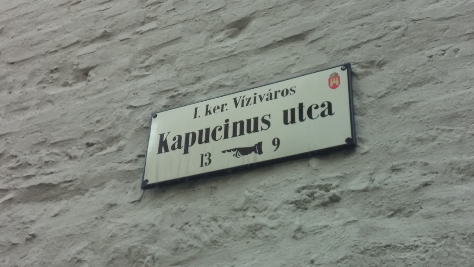 Bild eines Straßenschildes für Kapucinus utca