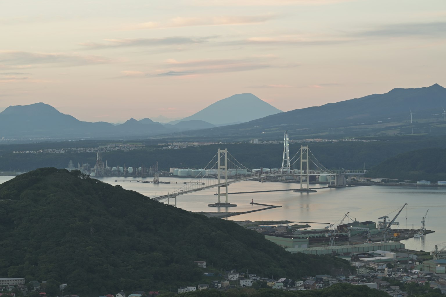 ทิวทัศน์ของสะพานข้ามน้ำพร้อมภูเขาฟูจิในพื้นหลัง