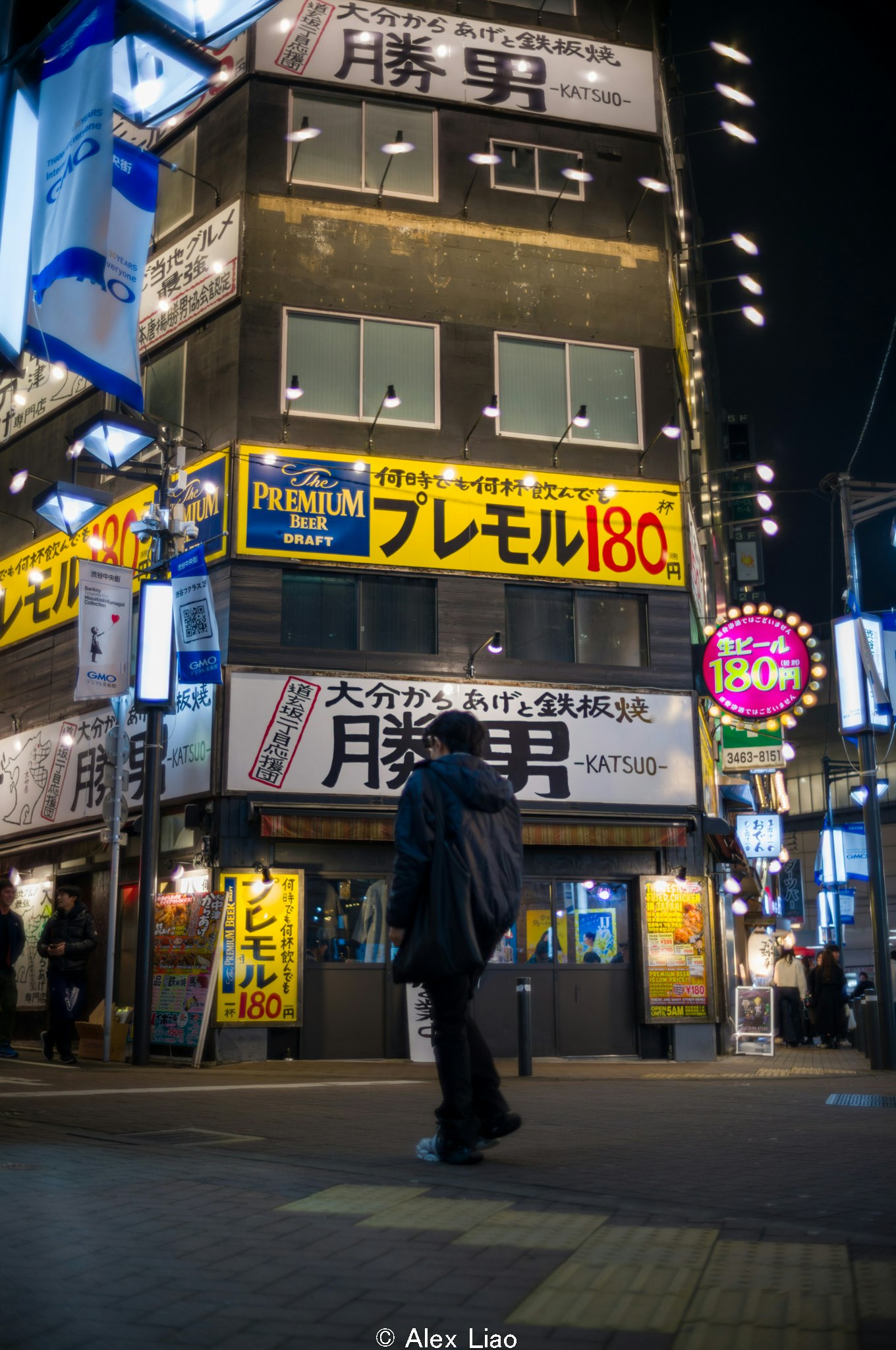 夜の繁華街で看板が並ぶ路地の街頭風景