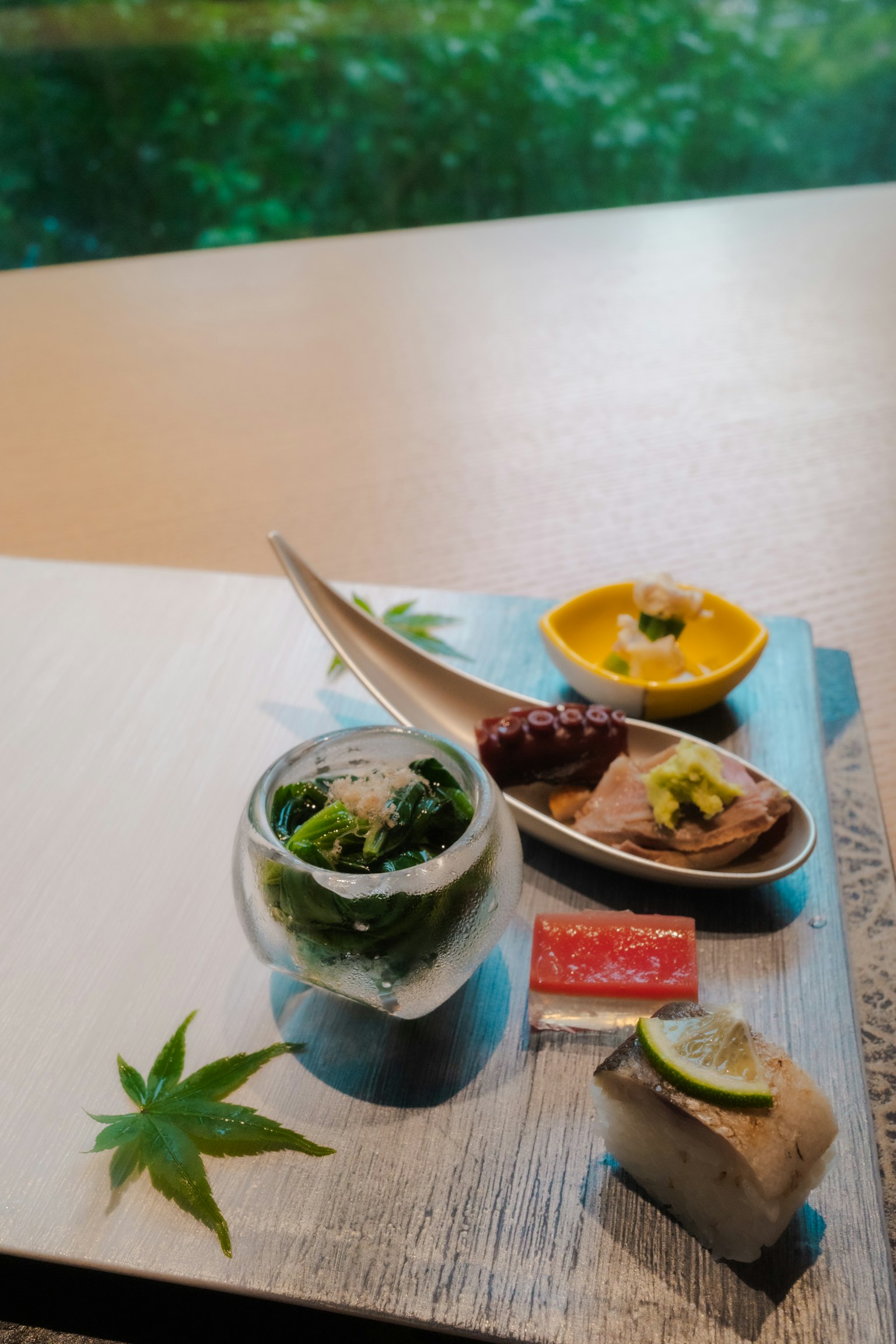Wunderschön angerichteter japanischer Teller mit verschiedenen kleinen Portionen