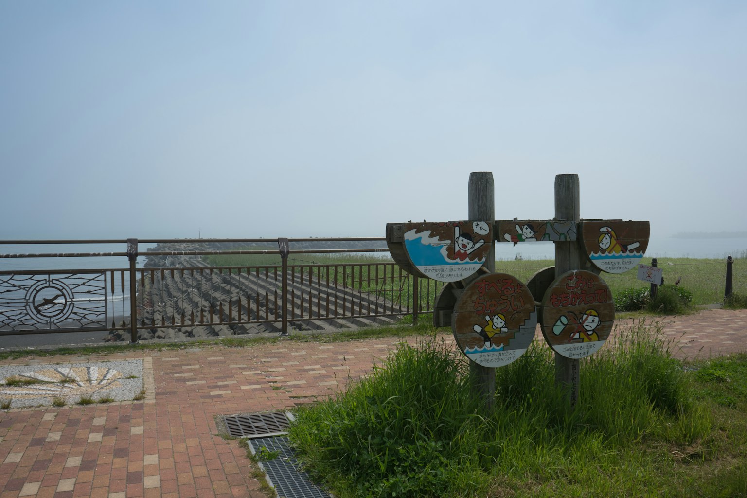 公園景觀俯瞰大海，草地小徑和標識牌