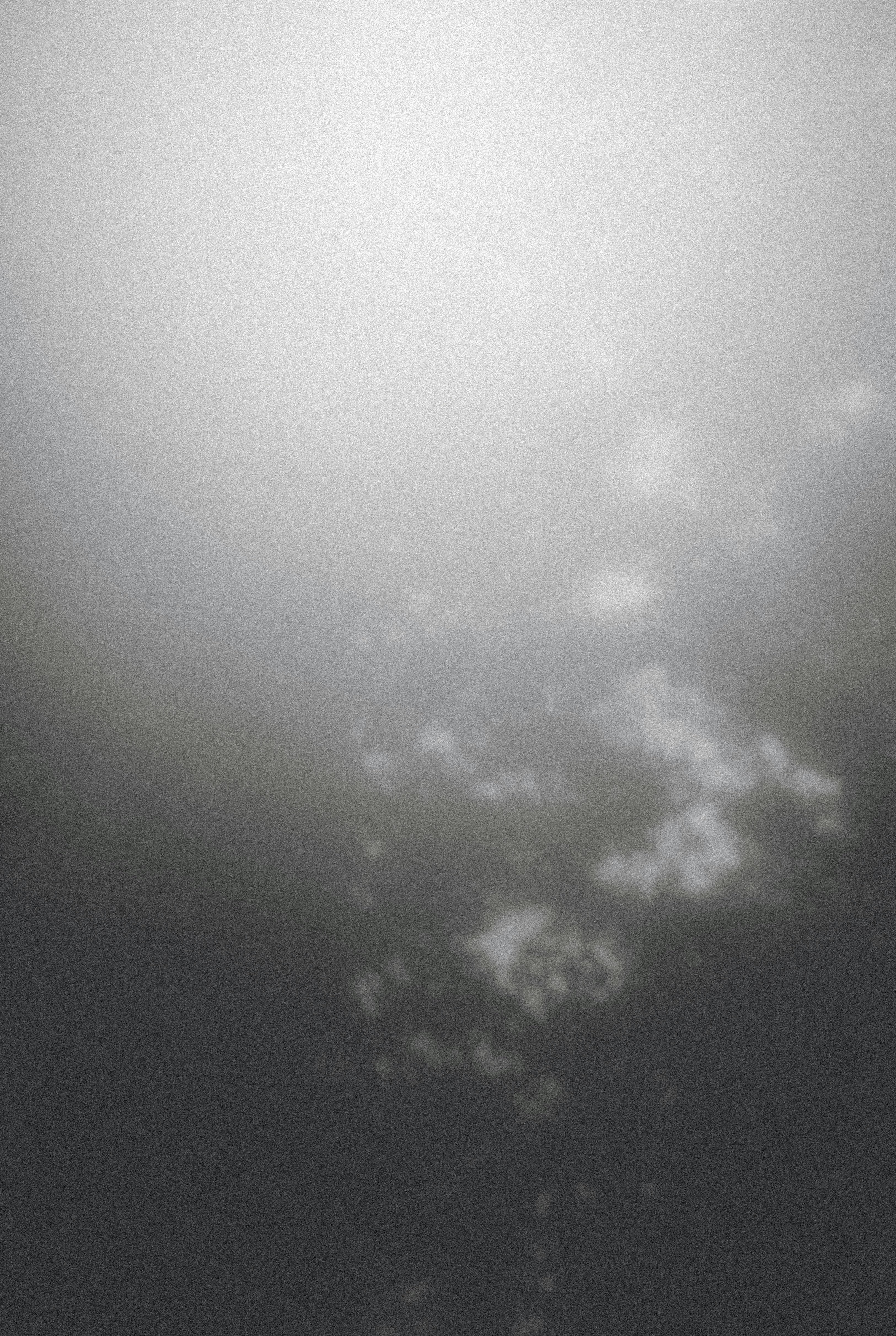 霧のかかった空に広がる雲