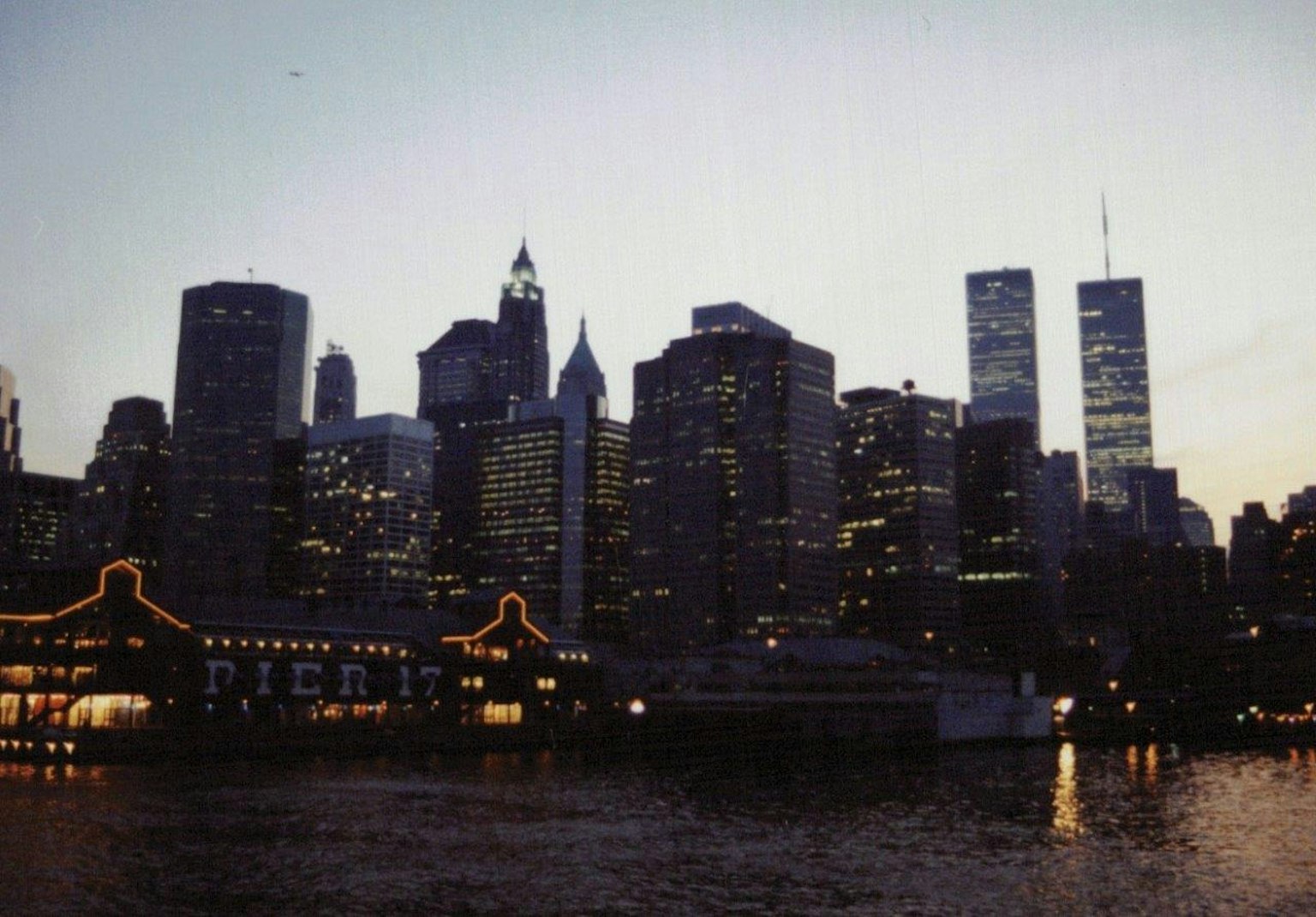 Hình ảnh đường chân trời Manhattan vào lúc hoàng hôn với các tòa nhà cao và ánh sáng