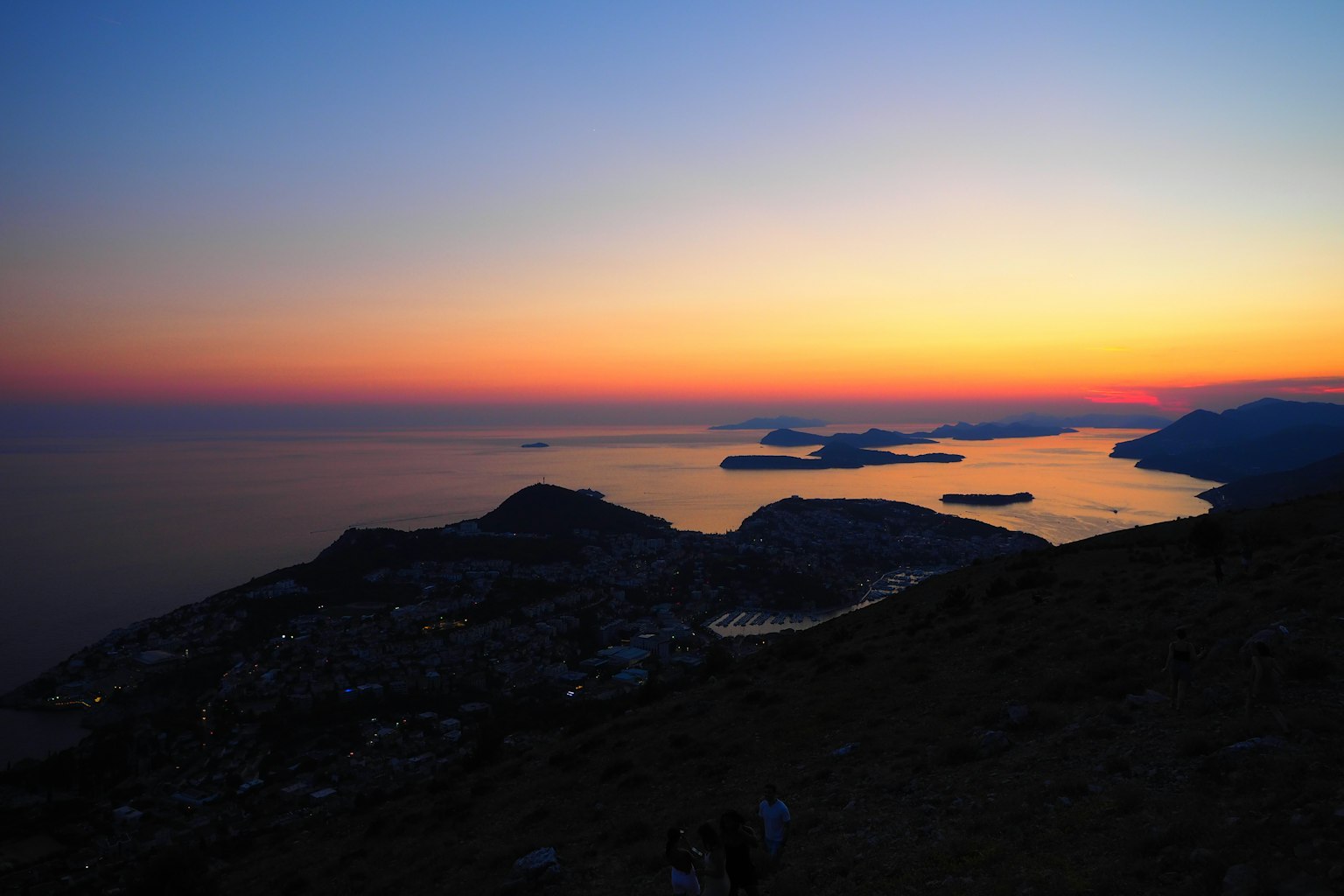 Coucher de soleil sur la mer avec silhouettes d'îles