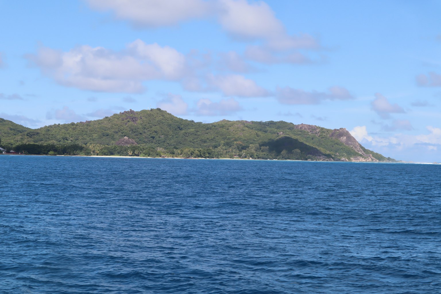 蓝色海洋和绿色岛屿的风景