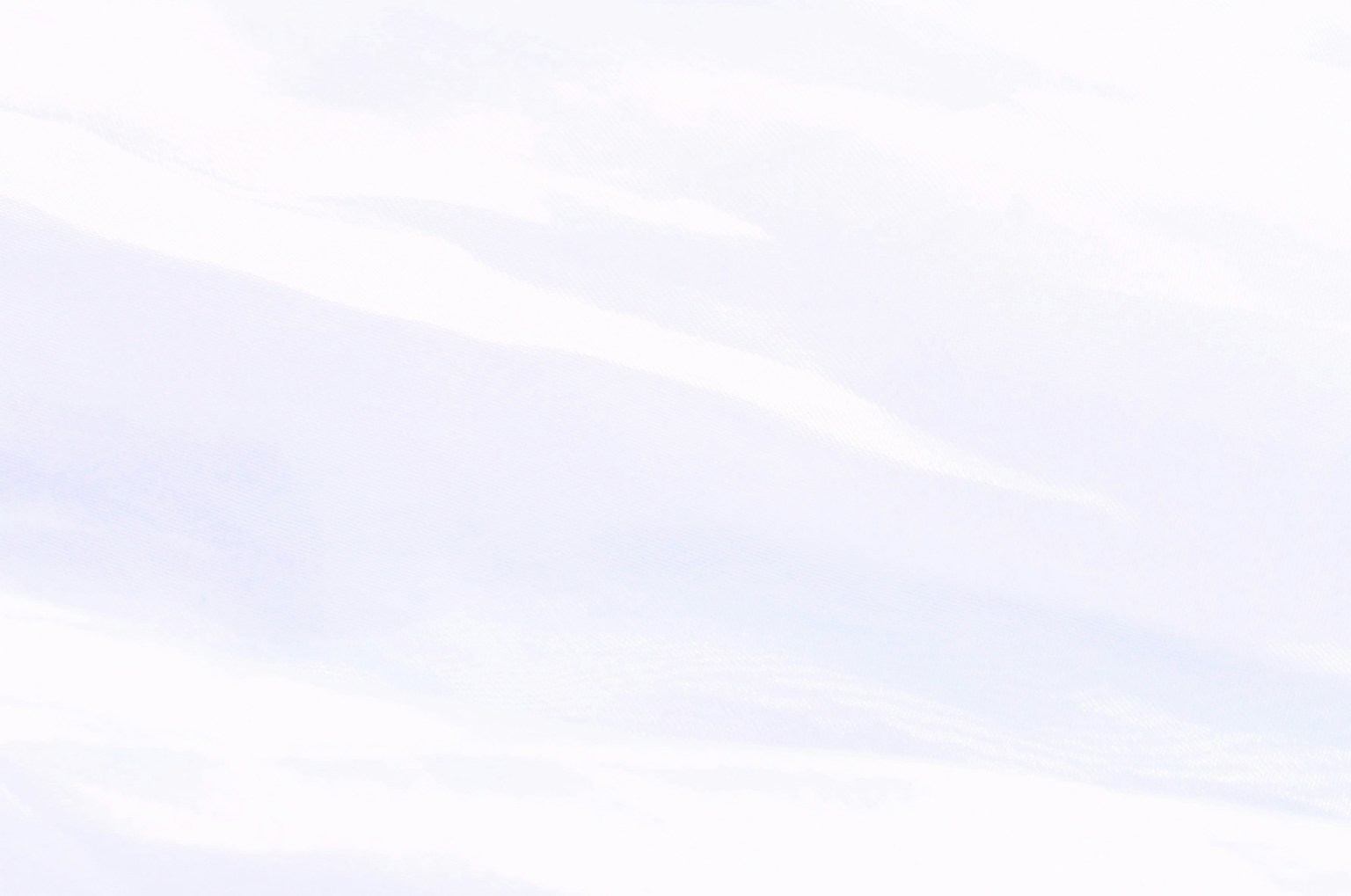 Paesaggio morbido del cielo con ampie nuvole bianche