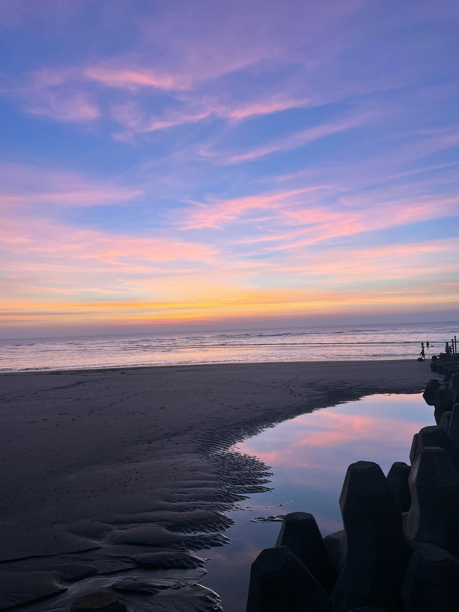美しい夕焼けの海岸線と穏やかな波の景色