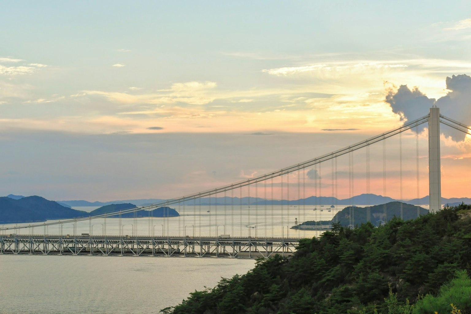 ทิวทัศน์ของสะพานในยามพระอาทิตย์ตกเหนือมหาสมุทร