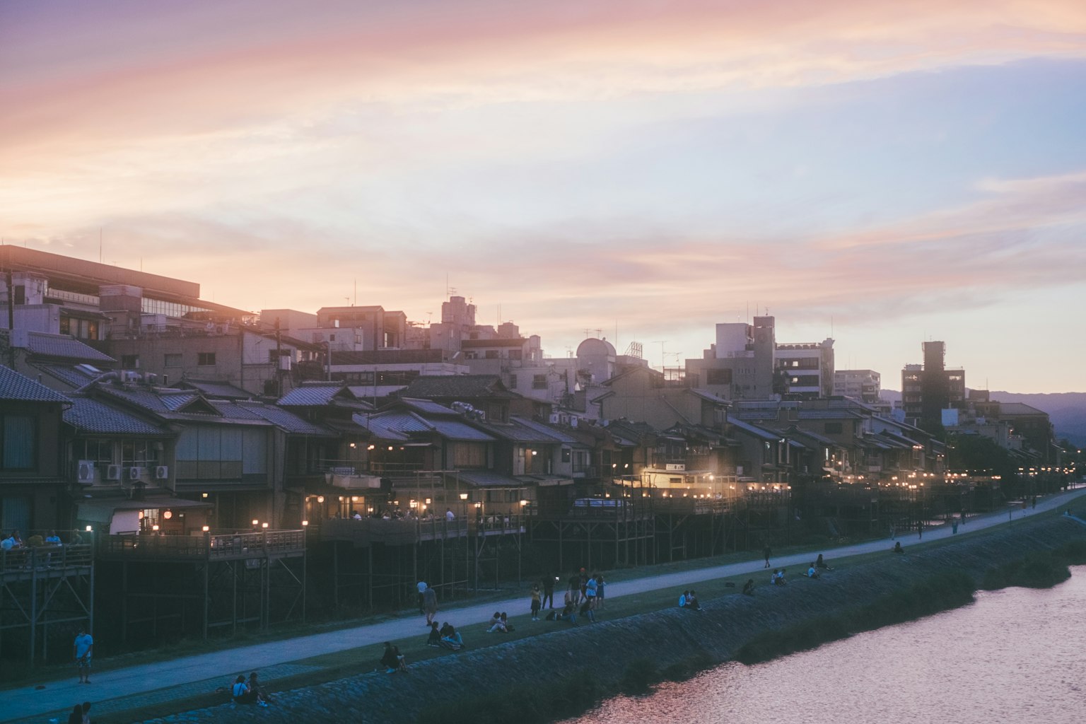 京都河邊的傍晚景色，傳統建築和路燈