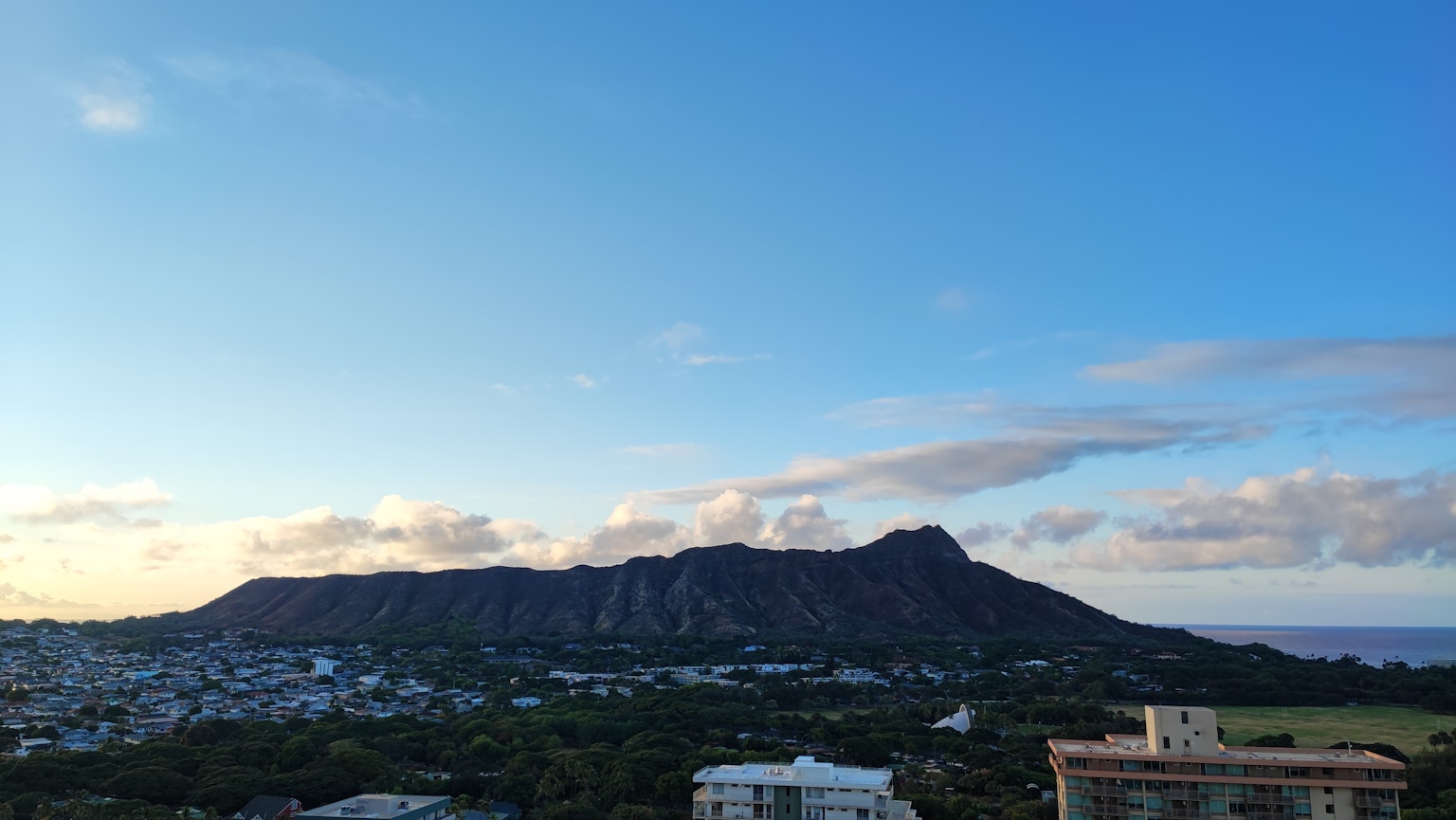 Vista espansiva di Diamond Head sotto un cielo blu