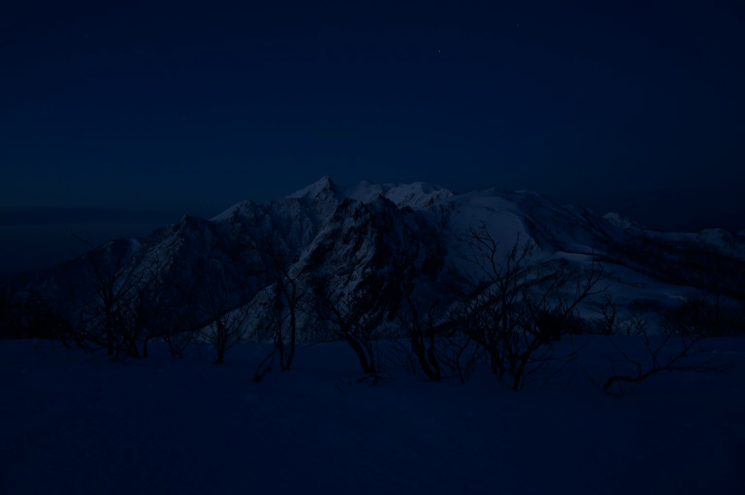 黑暗夜空下的雪山