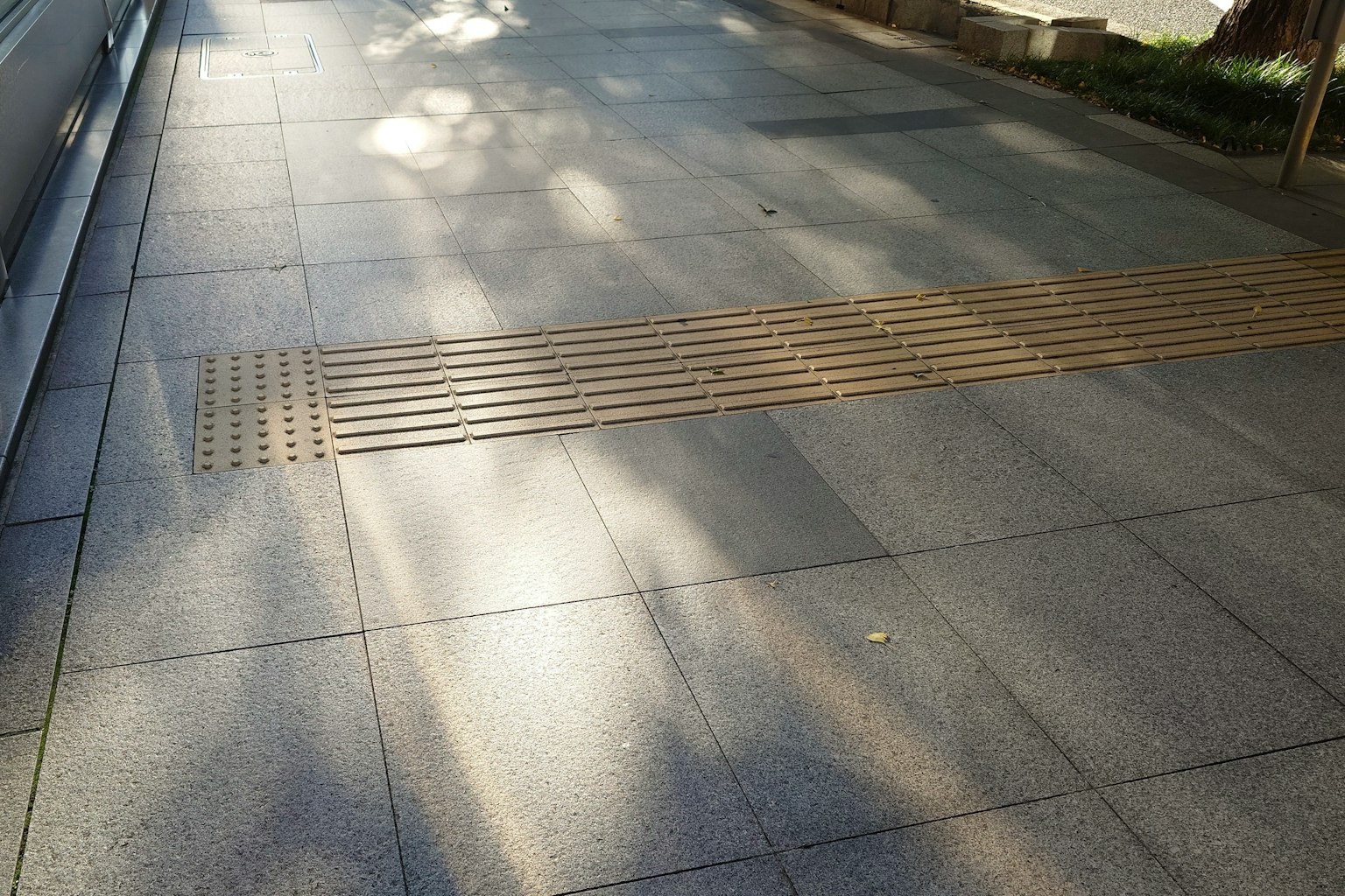 鋪設的人行道與觸覺鋪裝和陰影