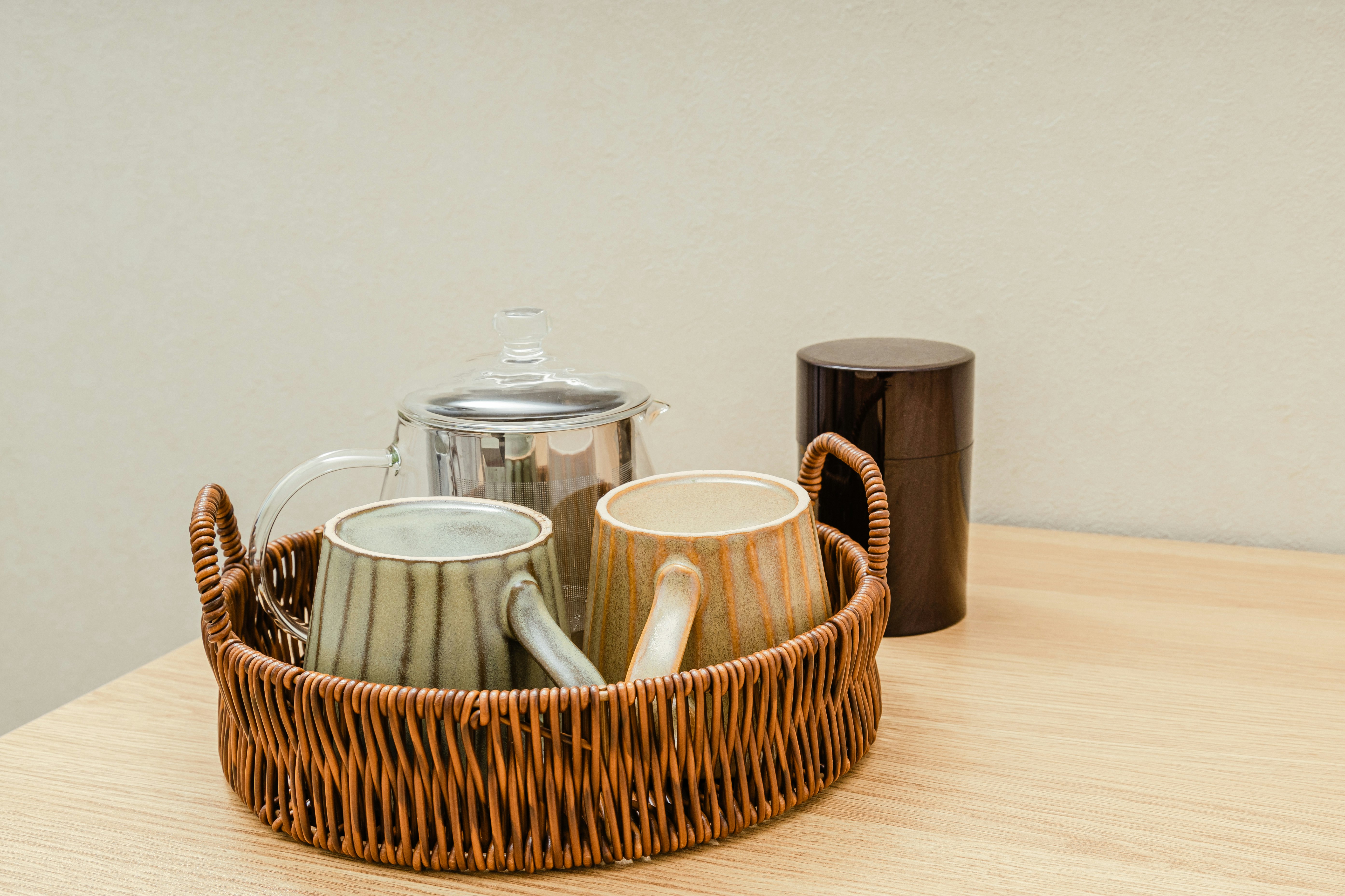籠に入った急須と湯呑み、茶器のあるダイニング