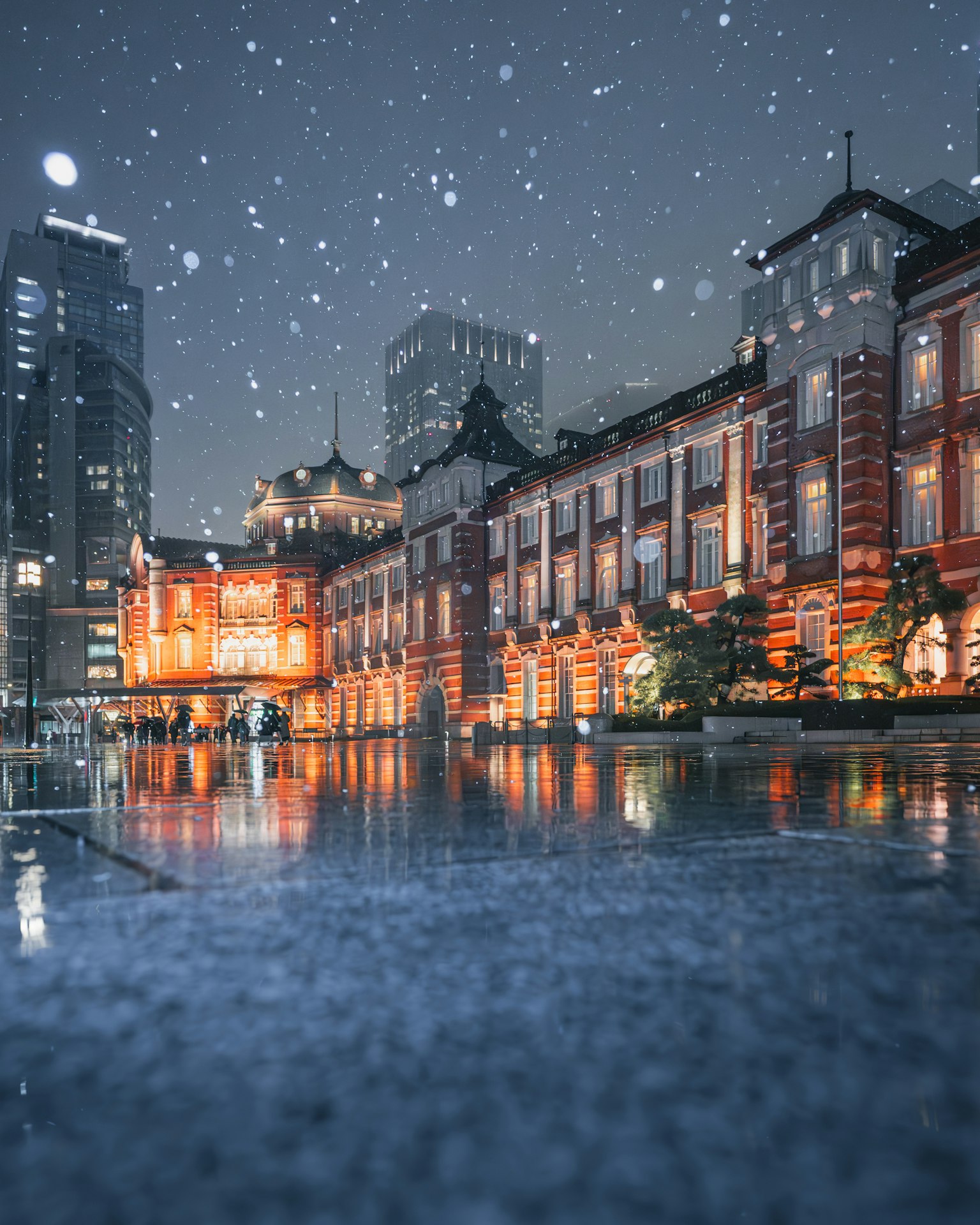 Schneebedeckte Szene in Tokio mit beleuchteten historischen Gebäuden