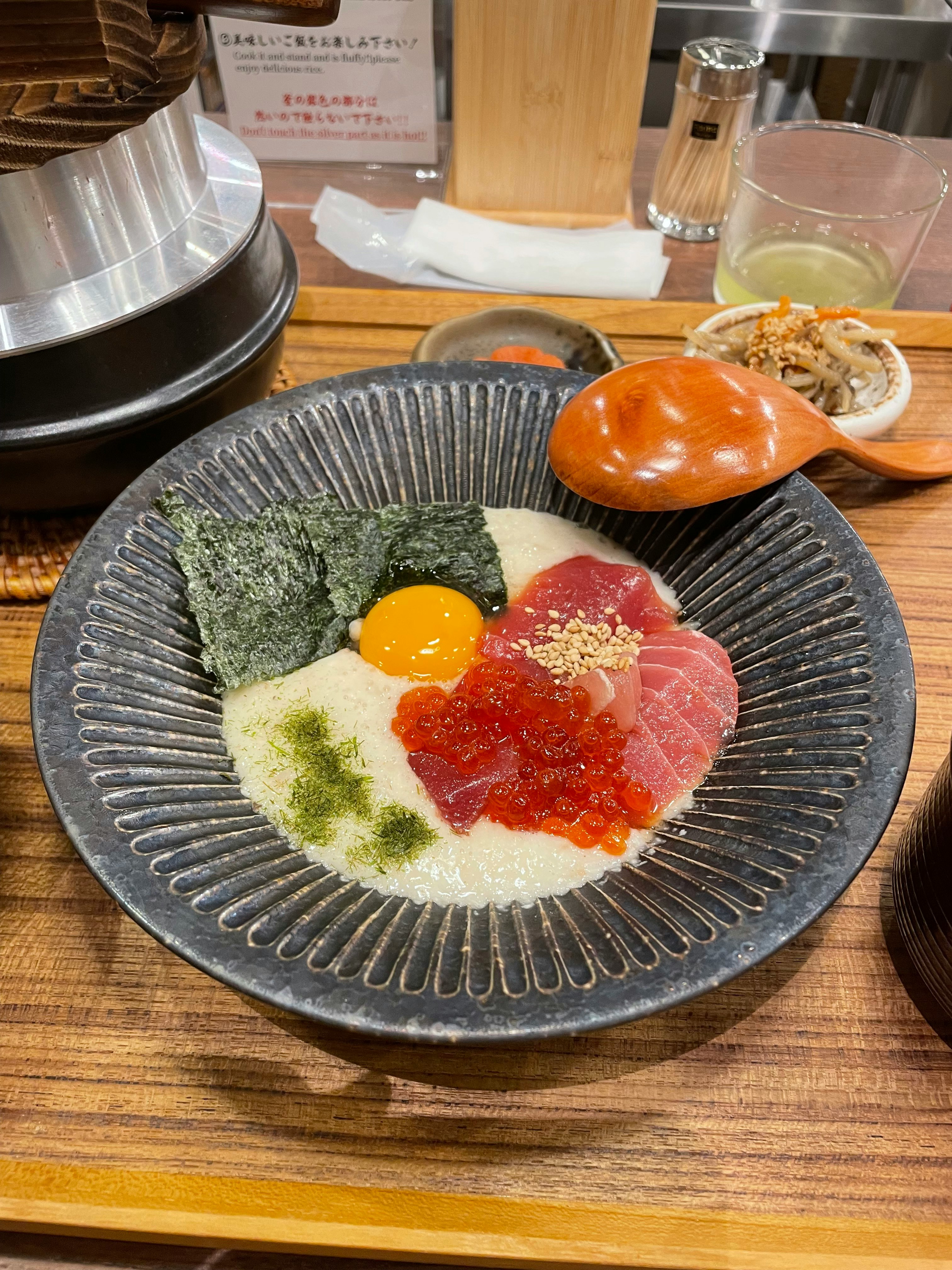 とろろと和食の盛り合わせが並ぶ器のアップ