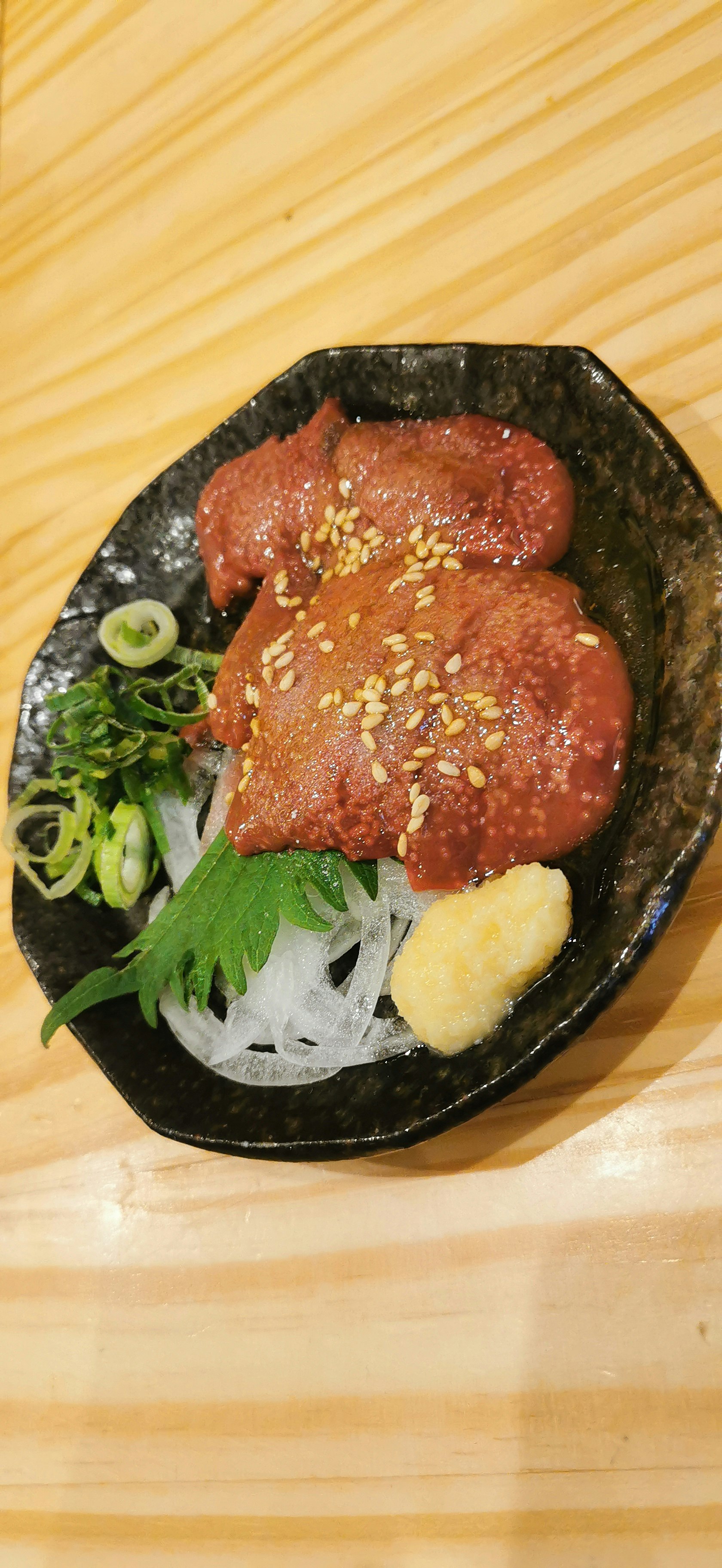 黑色碗裝的漢堡排與配菜