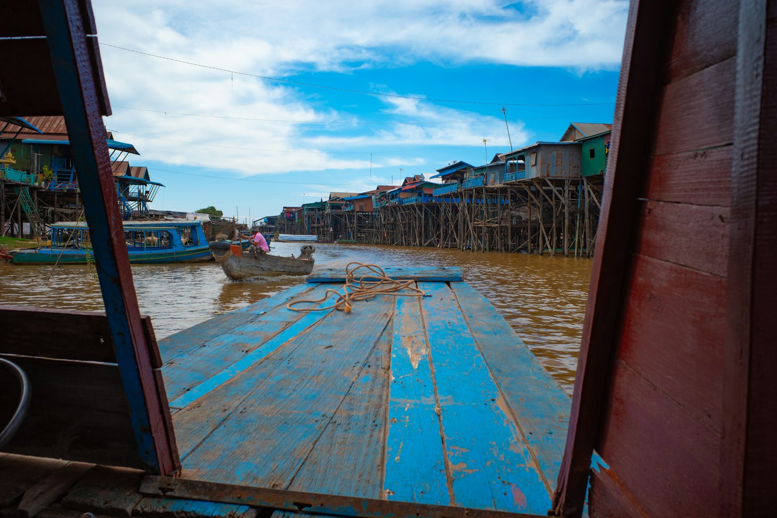 Pemandangan desa terapung dari perahu langit biru dan refleksi di air