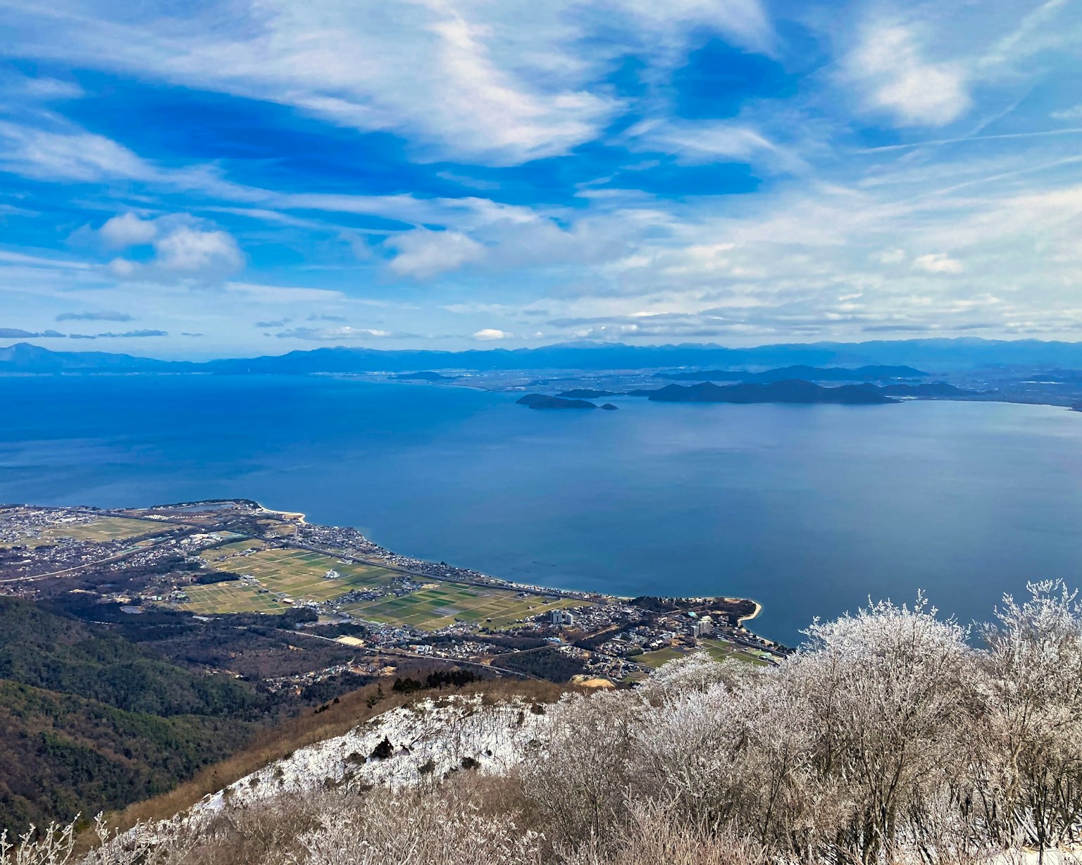 Vista panoramica del cielo blu e dell'oceano con campi verdi