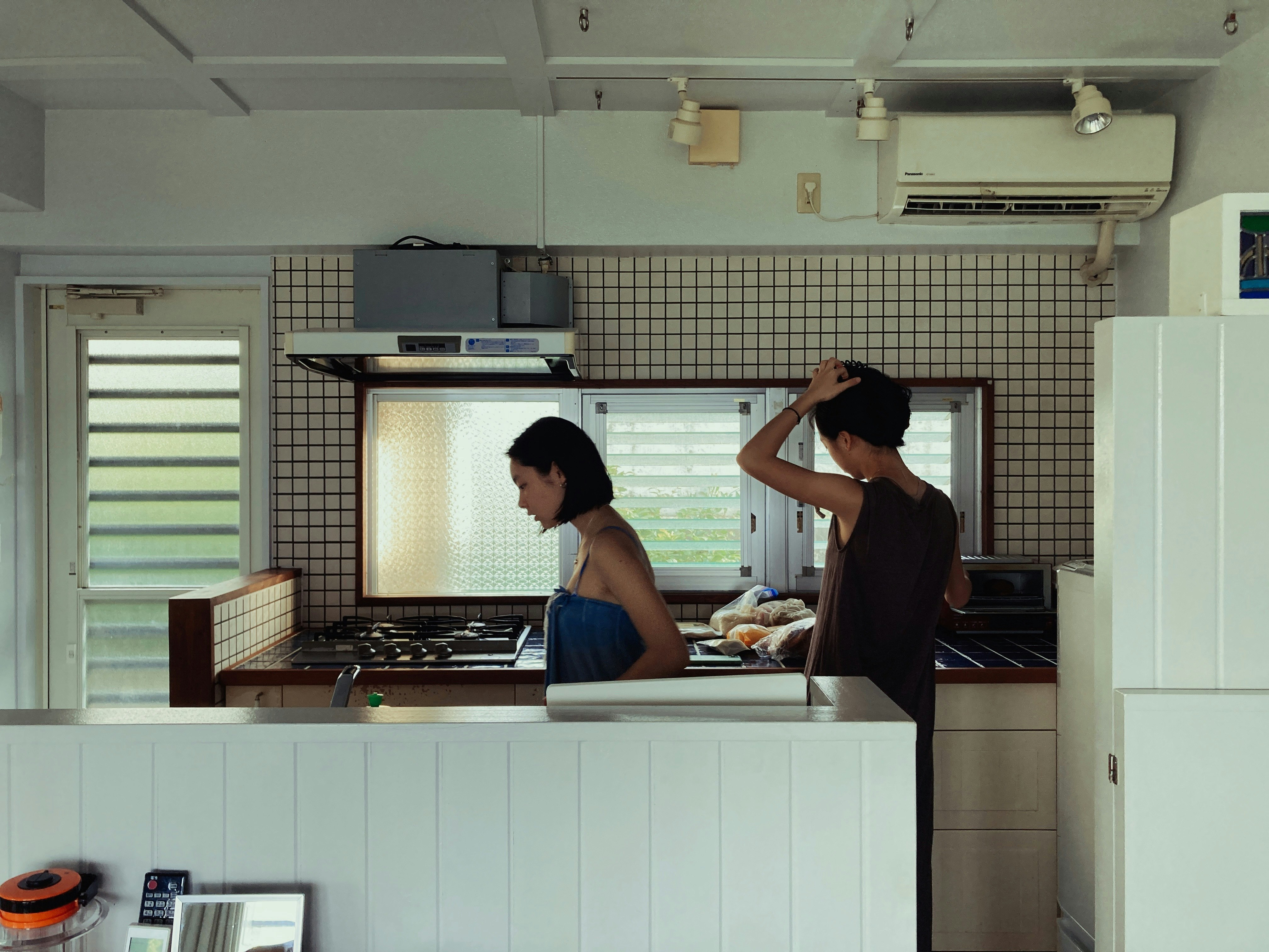 personnes en train de cuisiner derrière un comptoir de cuisine dans un intérieur de restaurant